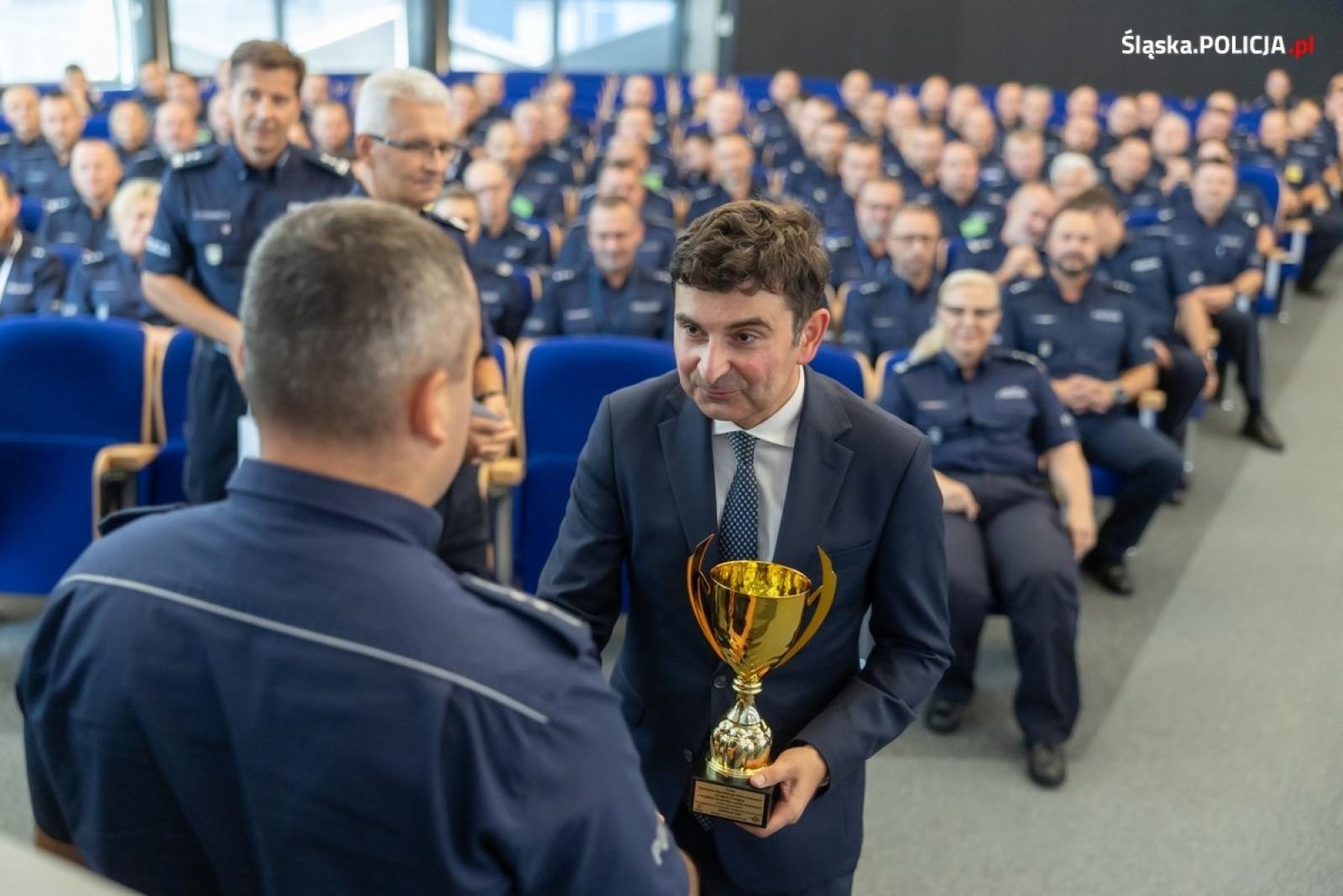 Zdjęcie w galerii na portalu naszwodzislaw.com: Policjant z KPP Wodzisław Śląski najlepszym dzielnicowym na Śląsku wiadomości z regionu