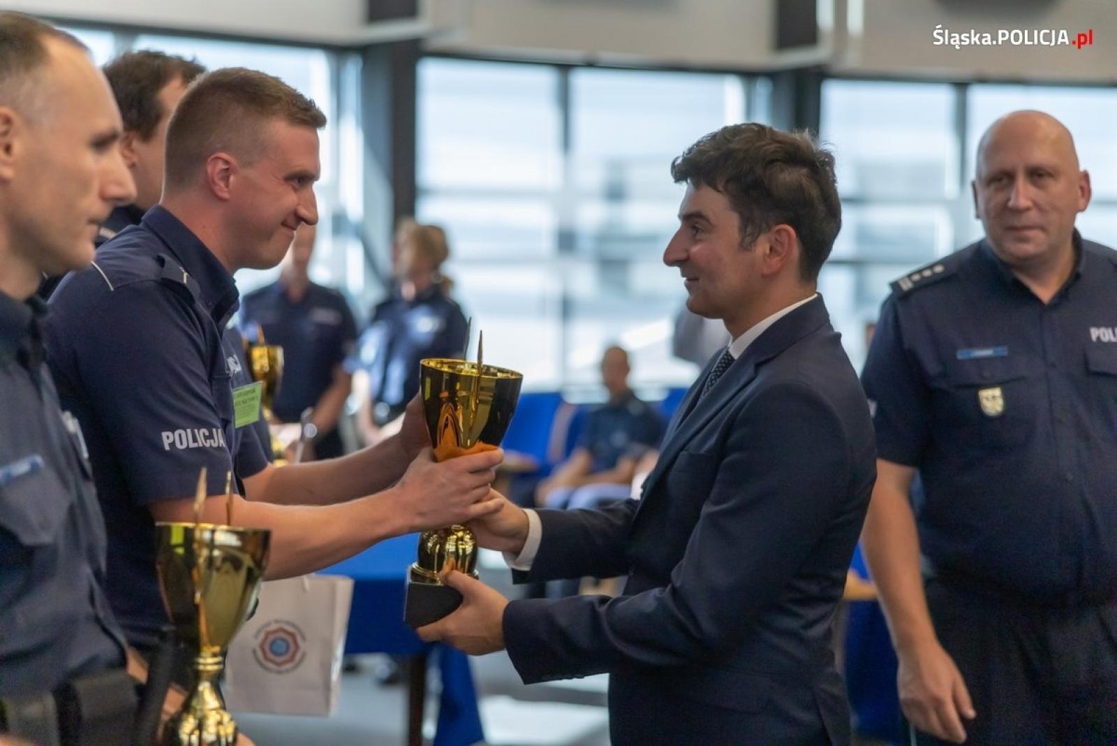 Zdjęcie w galerii na portalu naszwodzislaw.com: Policjant z KPP Wodzisław Śląski najlepszym dzielnicowym na Śląsku wiadomości z regionu
