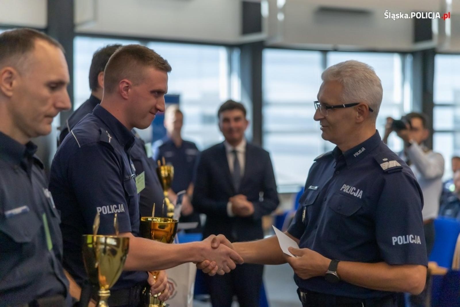 Zdjęcie w galerii na portalu naszwodzislaw.com: Policjant z KPP Wodzisław Śląski najlepszym dzielnicowym na Śląsku wiadomości z regionu