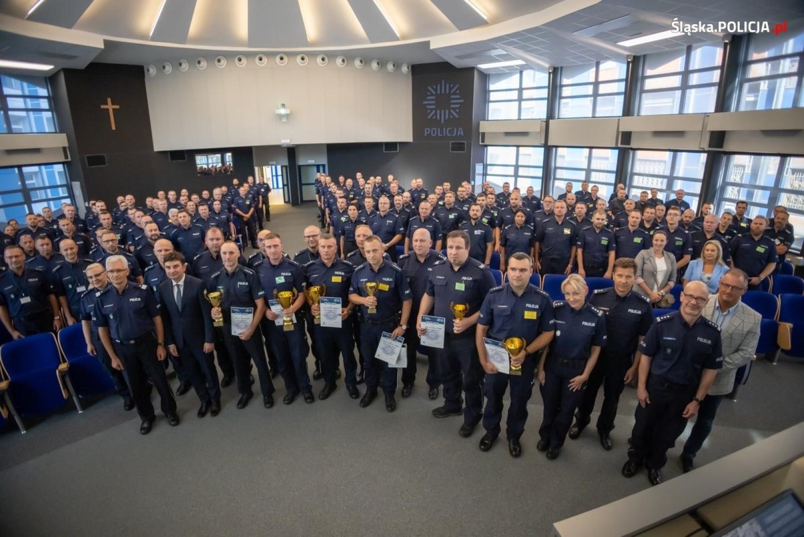 Zdjęcie w galerii na portalu naszwodzislaw.com: Policjant z KPP Wodzisław Śląski najlepszym dzielnicowym na Śląsku wiadomości z regionu