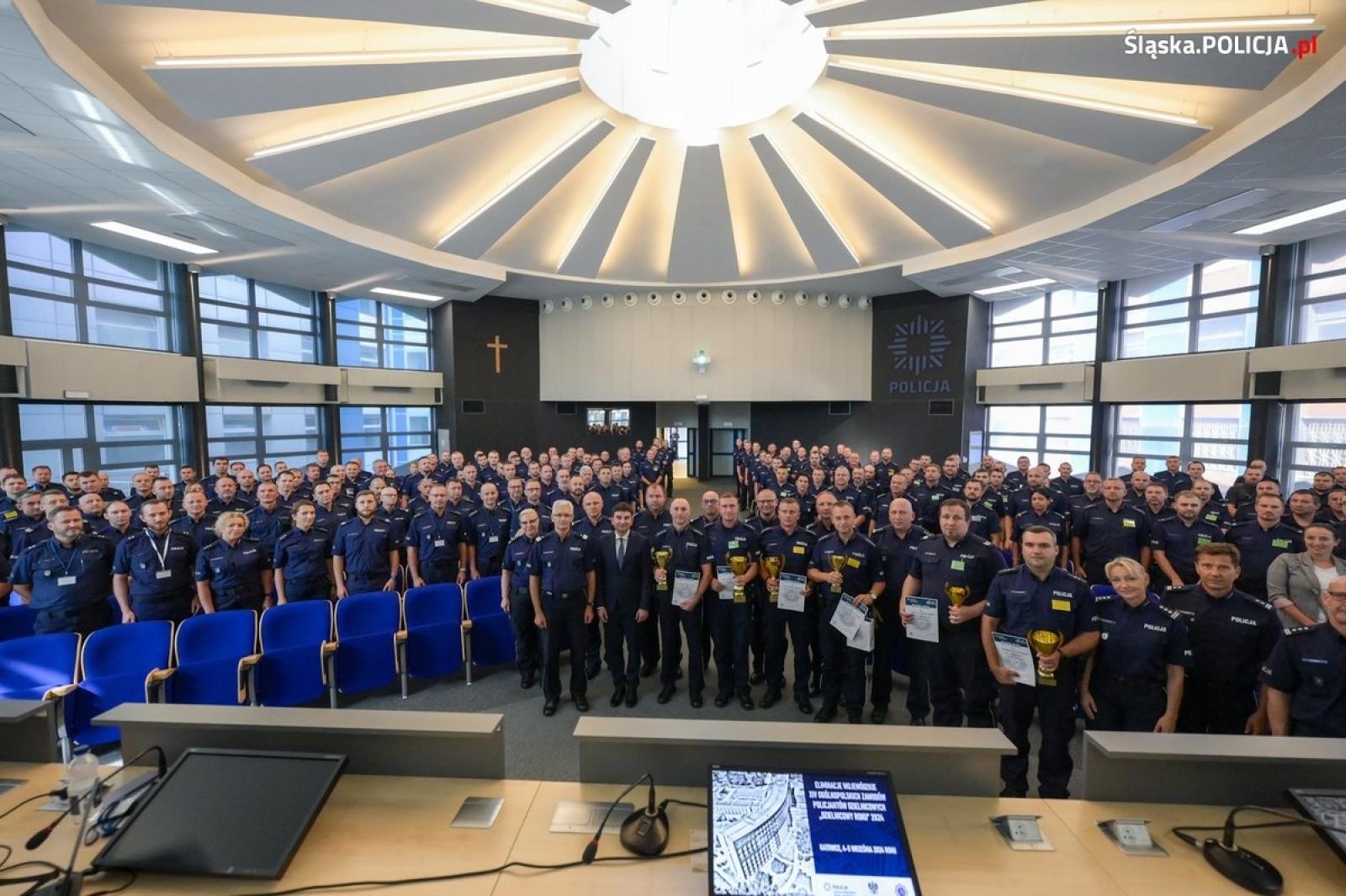 Zdjęcie w galerii na portalu naszwodzislaw.com: Policjant z KPP Wodzisław Śląski najlepszym dzielnicowym na Śląsku wiadomości z regionu