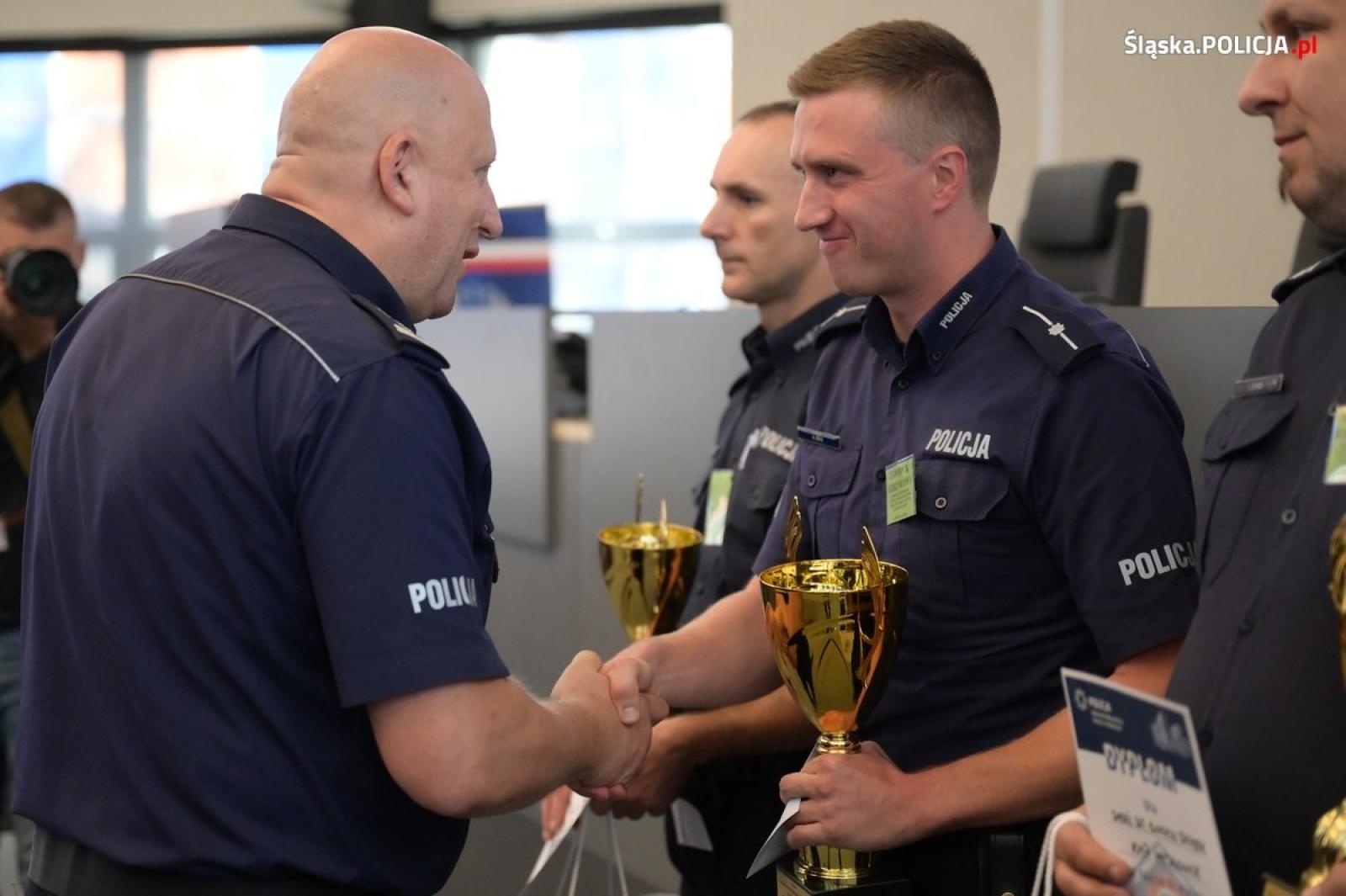 Zdjęcie w galerii na portalu naszwodzislaw.com: Policjant z KPP Wodzisław Śląski najlepszym dzielnicowym na Śląsku wiadomości z regionu