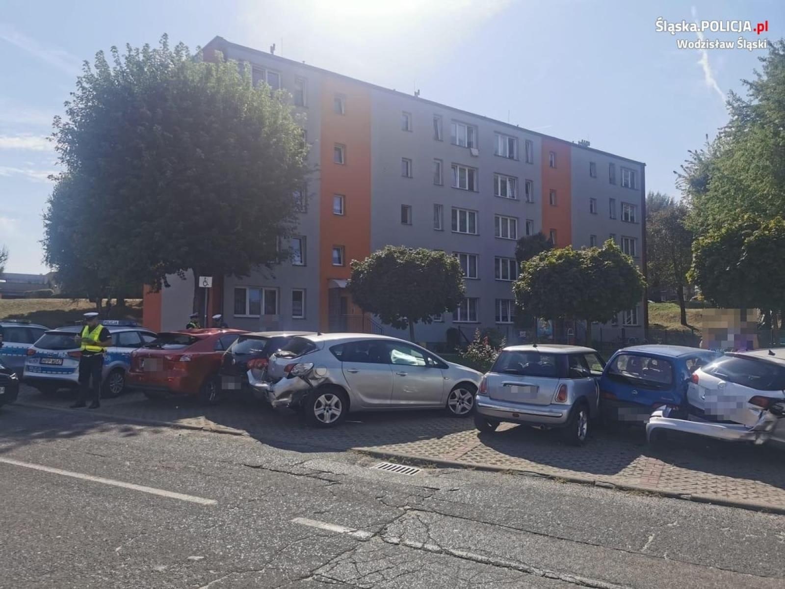 Zdjęcie w galerii na portalu naszwodzislaw.com: Pijany kierowca zatrzymany podczas pieszej ucieczki. Wcześniej uszkodził sześć samochodów wiadomości z regionu