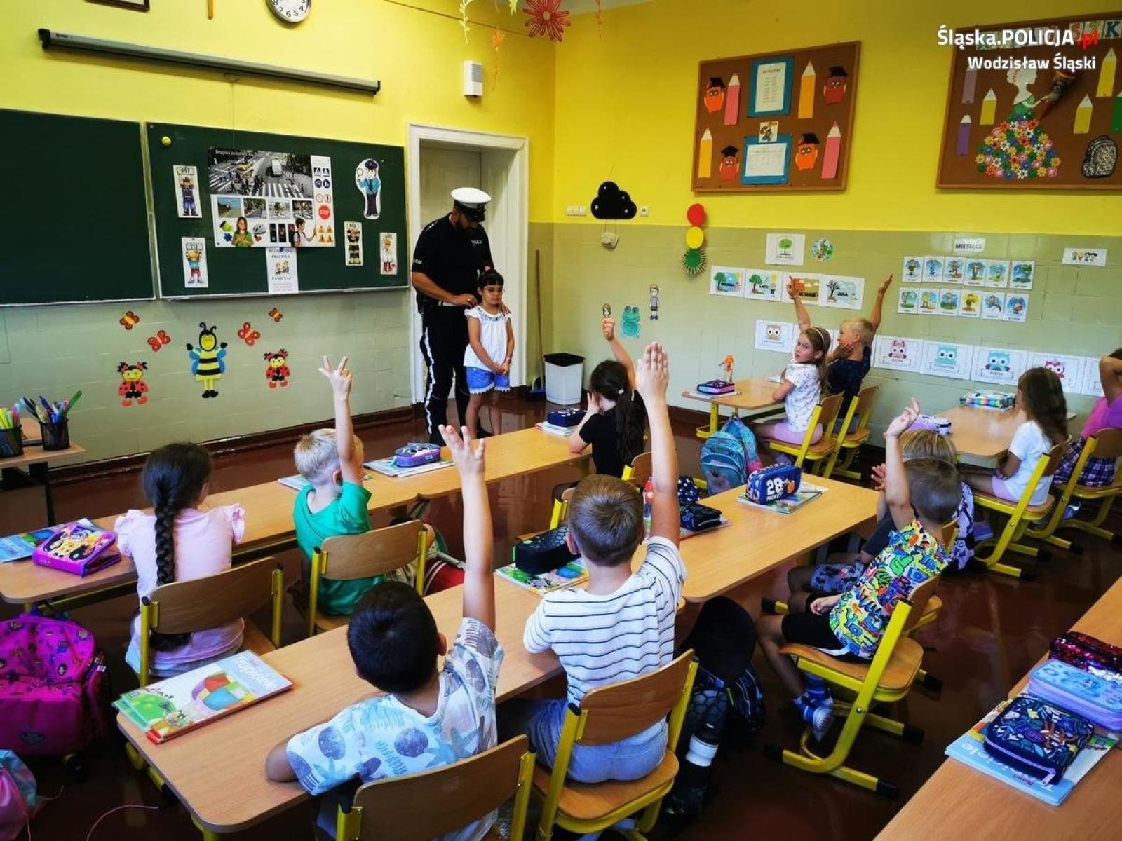 Zdjęcie w galerii na portalu naszwodzislaw.com: Intensywne działania wodzisławskich policjantów w placówkach oświatowych wiadomości z regionu
