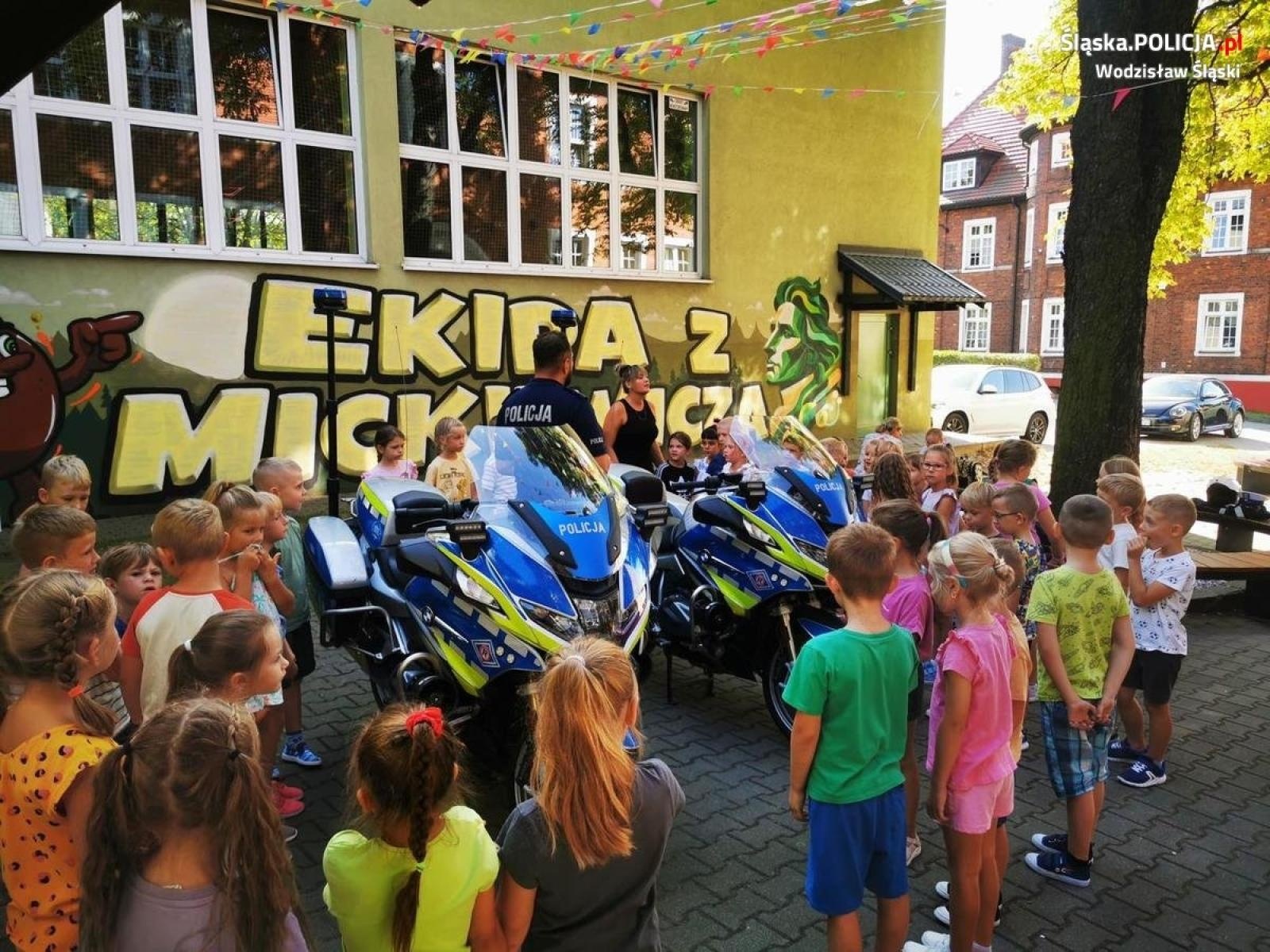 Zdjęcie w galerii na portalu naszwodzislaw.com: Intensywne działania wodzisławskich policjantów w placówkach oświatowych wiadomości z regionu