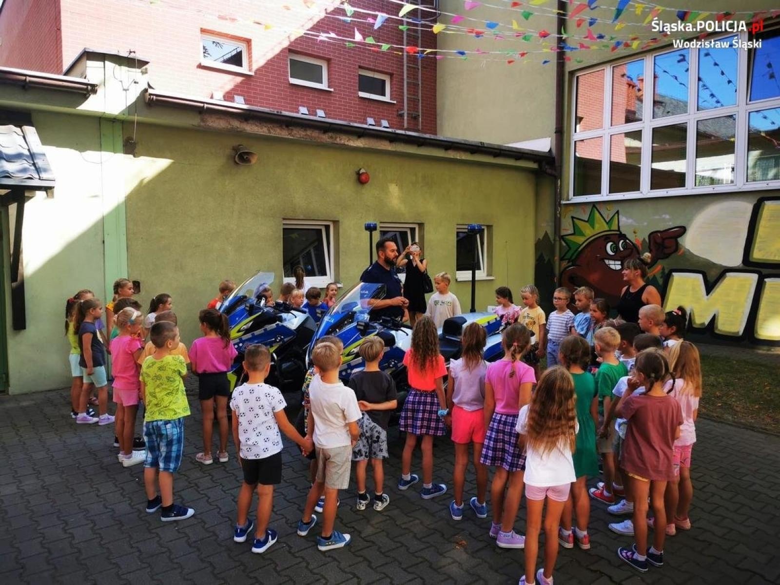 Zdjęcie w galerii na portalu naszwodzislaw.com: Intensywne działania wodzisławskich policjantów w placówkach oświatowych wiadomości z regionu