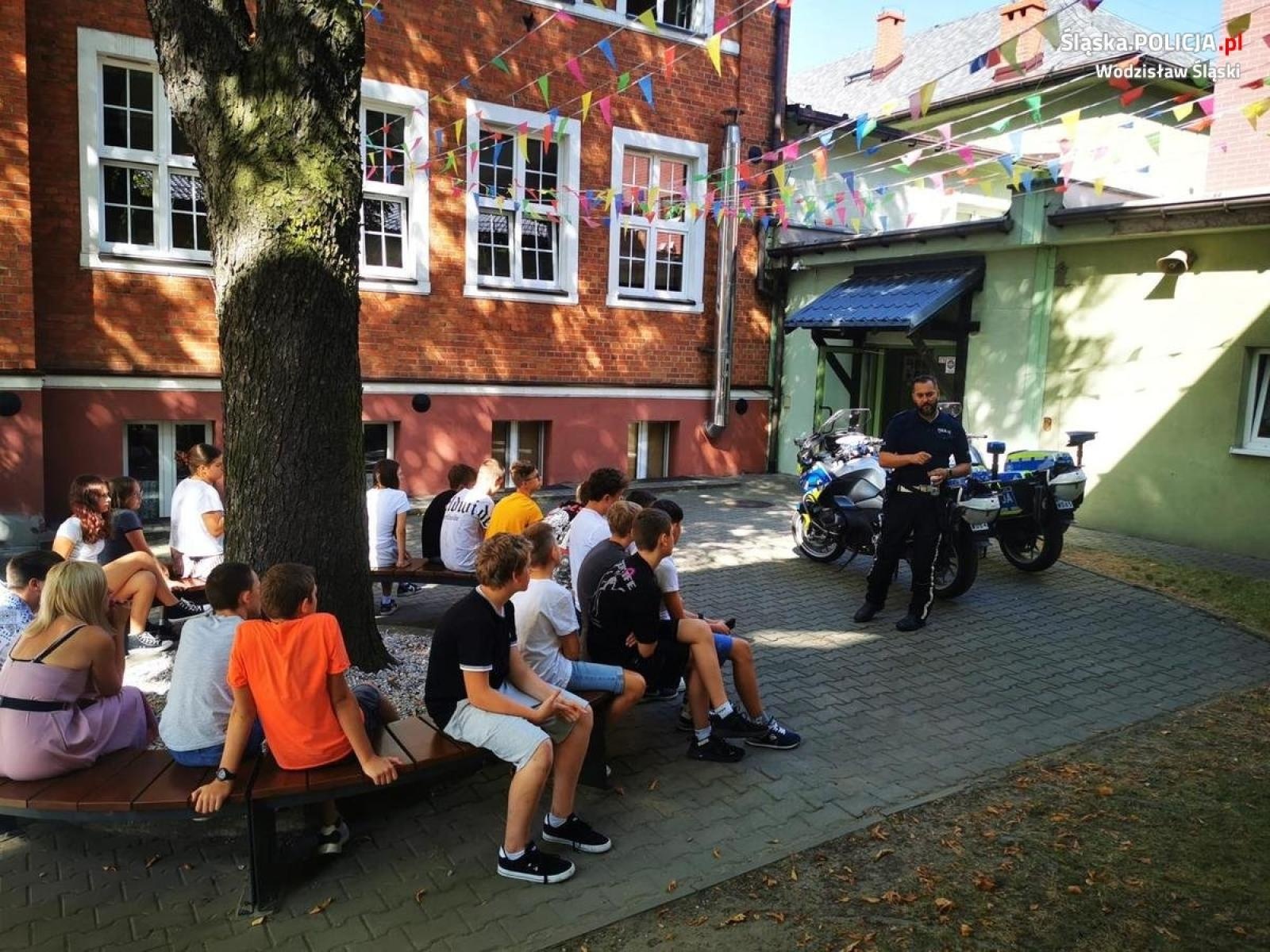 Zdjęcie w galerii na portalu naszwodzislaw.com: Intensywne działania wodzisławskich policjantów w placówkach oświatowych wiadomości z regionu