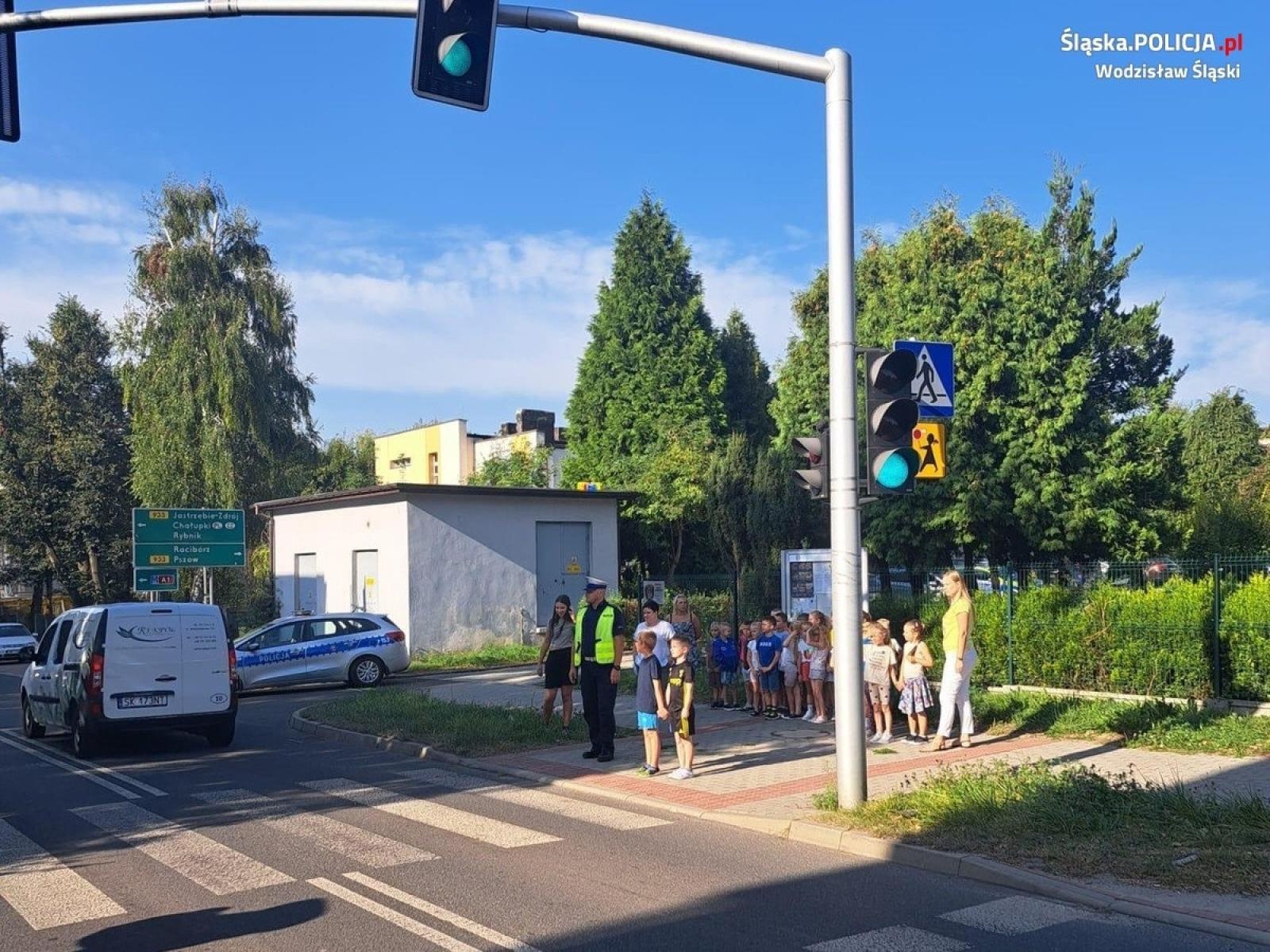 Zdjęcie w galerii na portalu naszwodzislaw.com: Intensywne działania wodzisławskich policjantów w placówkach oświatowych wiadomości z regionu