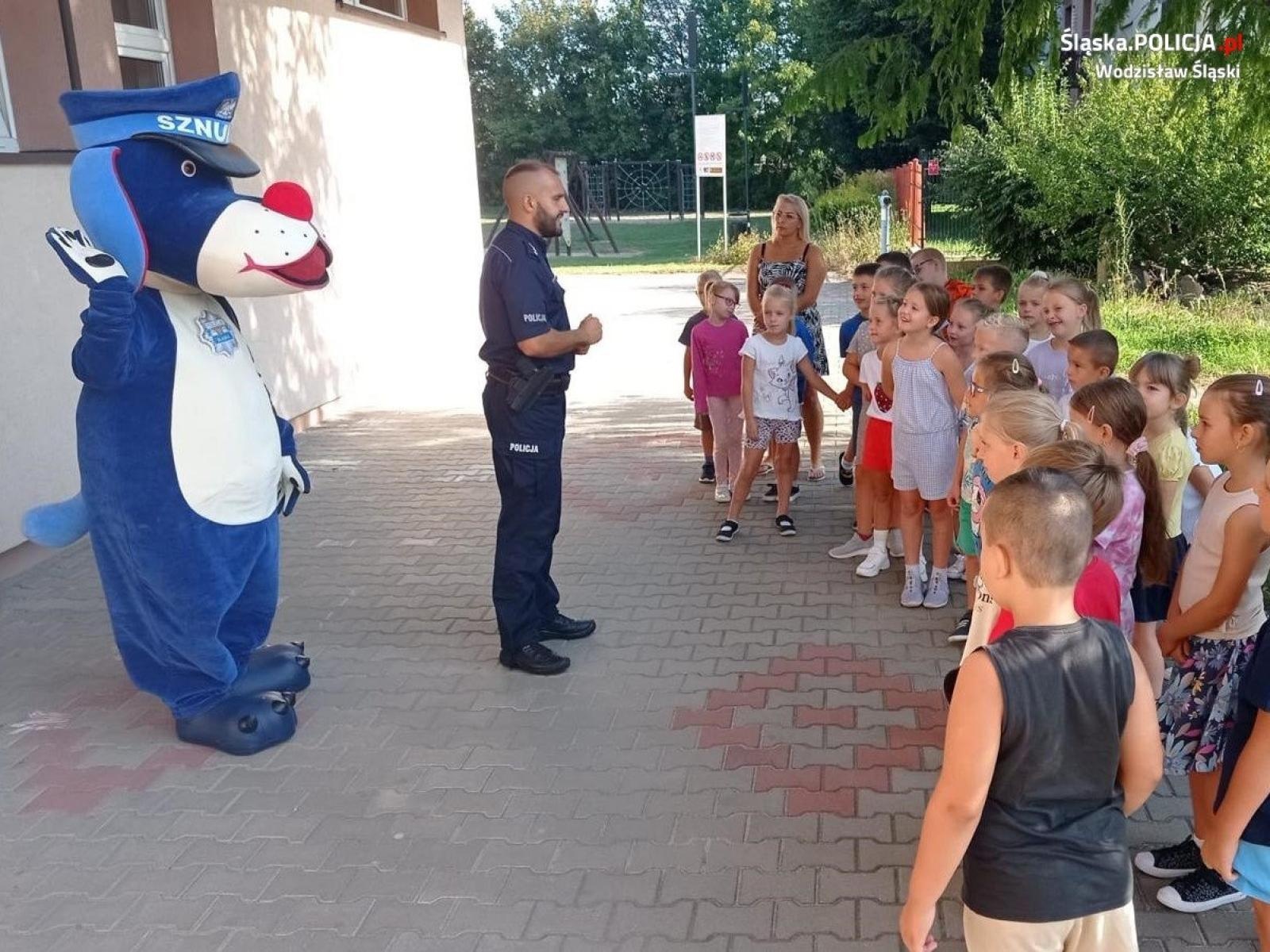 Zdjęcie w galerii na portalu naszwodzislaw.com: Intensywne działania wodzisławskich policjantów w placówkach oświatowych wiadomości z regionu