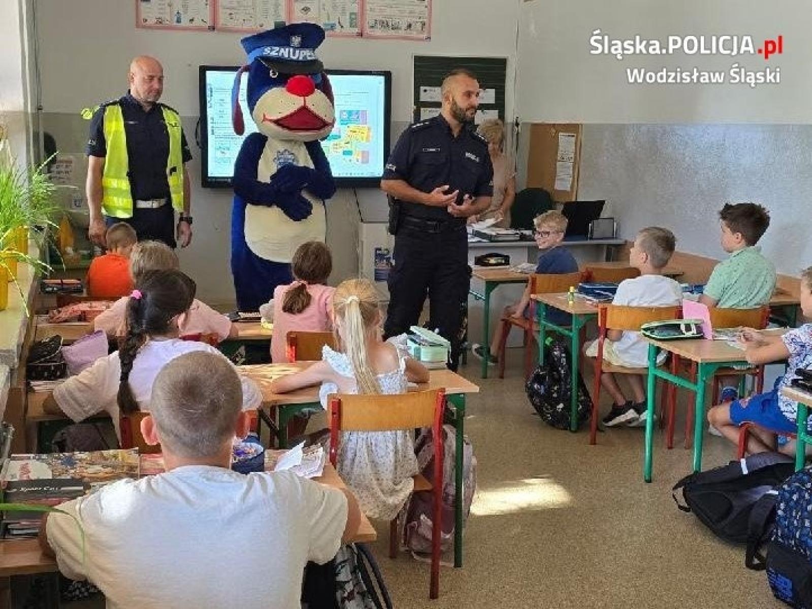 Zdjęcie w galerii na portalu naszwodzislaw.com: Intensywne działania wodzisławskich policjantów w placówkach oświatowych wiadomości z regionu