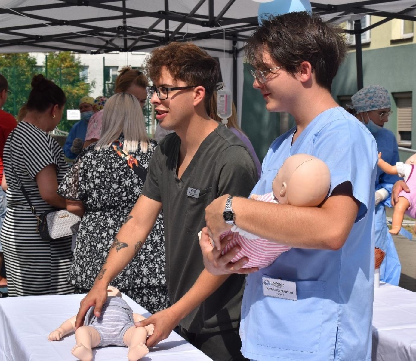 Zdjęcie w galerii na portalu naszwodzislaw.com: Tłumy na dniu otwartym Wodzisławskiej Porodówki [FOTO] wiadomości z regionu