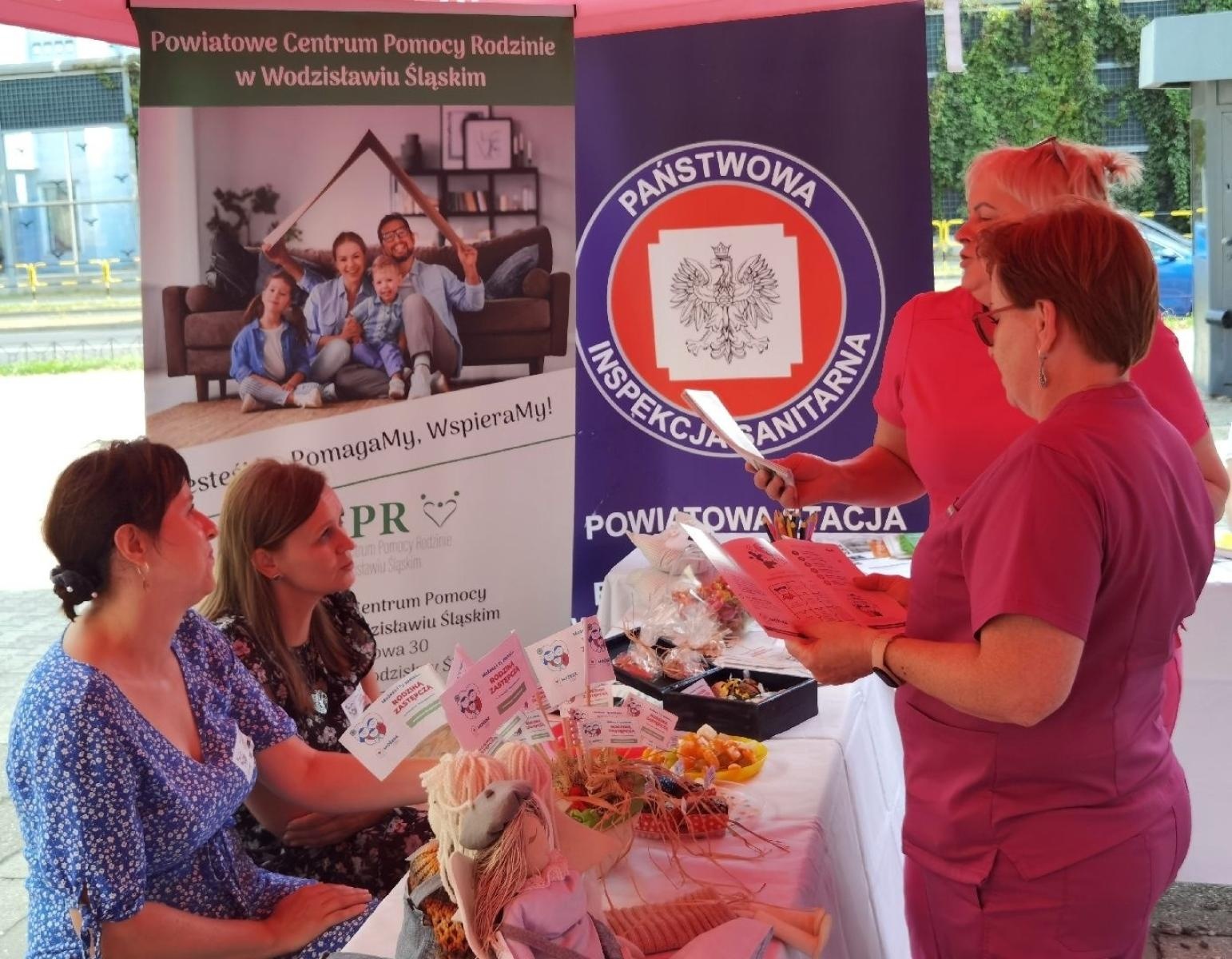 Zdjęcie w galerii na portalu naszwodzislaw.com: Tłumy na dniu otwartym Wodzisławskiej Porodówki [FOTO] wiadomości z regionu