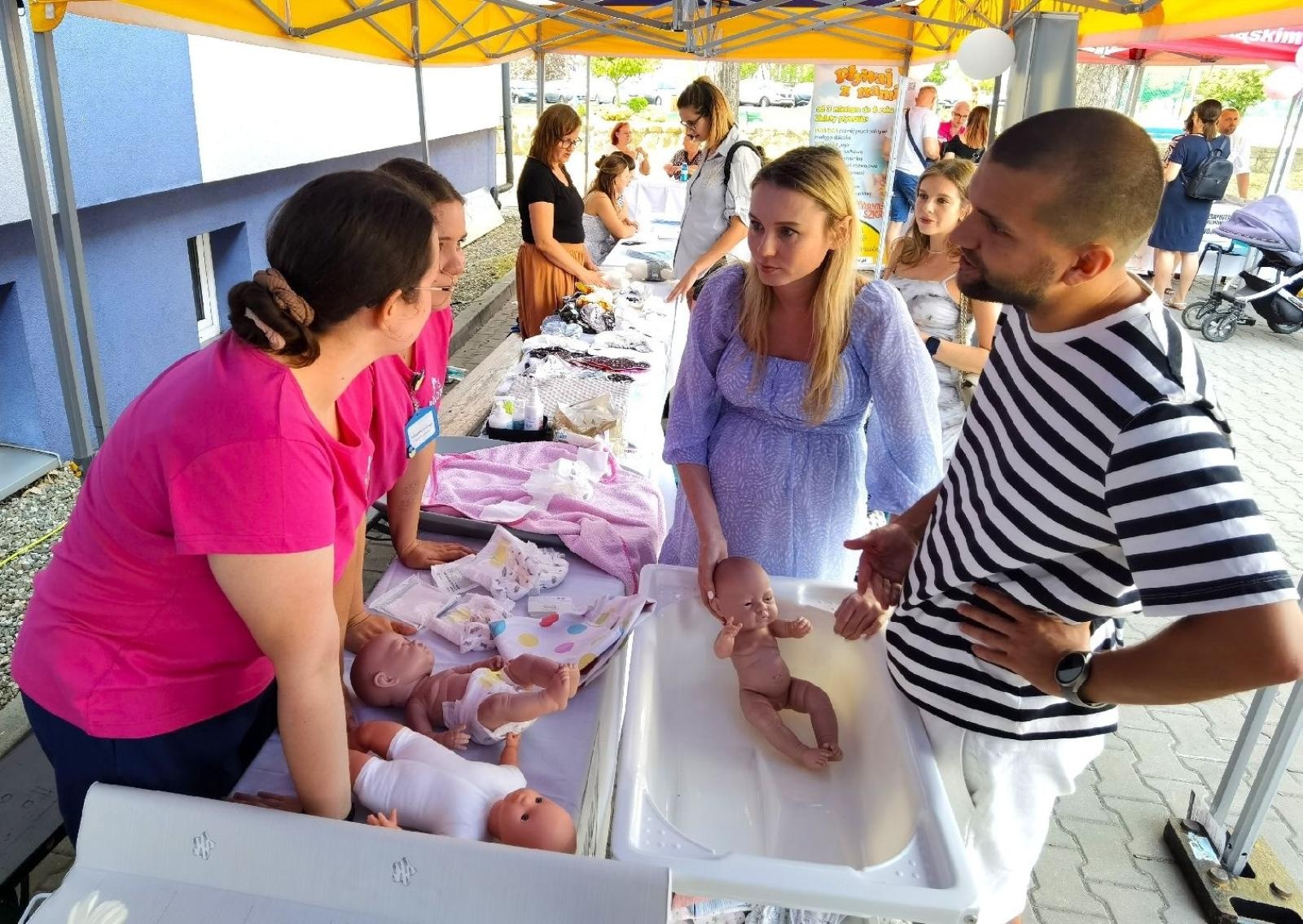 Zdjęcie w galerii na portalu naszwodzislaw.com: Tłumy na dniu otwartym Wodzisławskiej Porodówki [FOTO] wiadomości z regionu