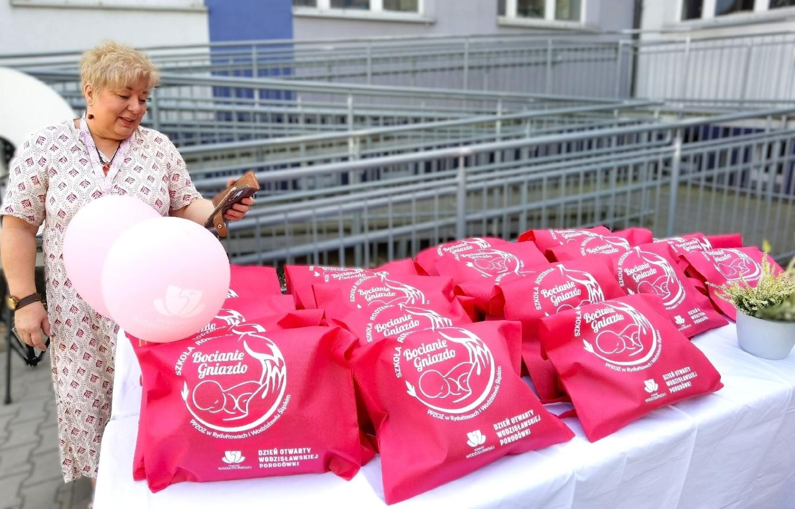 Zdjęcie w galerii na portalu naszwodzislaw.com: Tłumy na dniu otwartym Wodzisławskiej Porodówki [FOTO] wiadomości z regionu