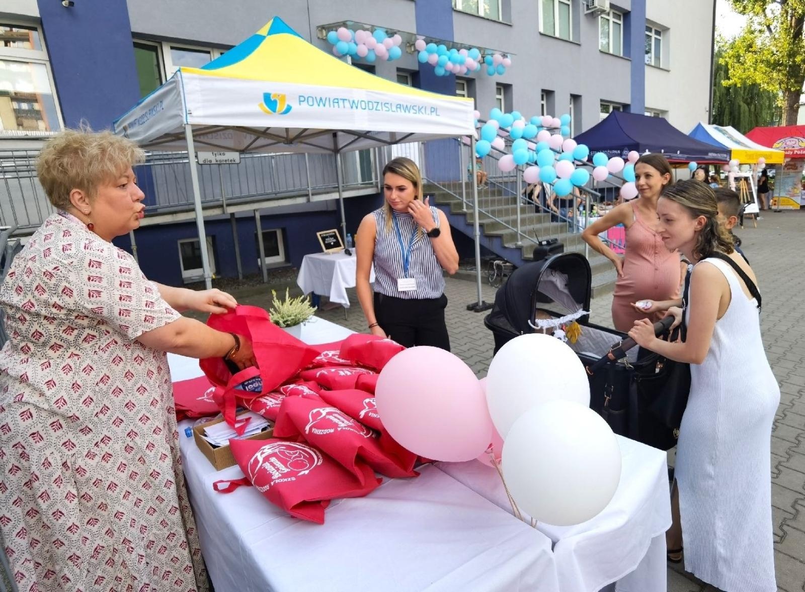 Zdjęcie w galerii na portalu naszwodzislaw.com: Tłumy na dniu otwartym Wodzisławskiej Porodówki [FOTO] wiadomości z regionu