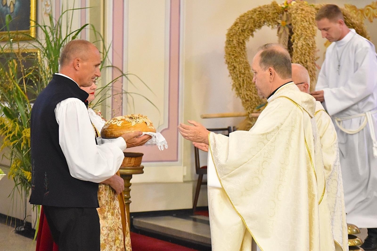 Zdjęcie w galerii na portalu naszwodzislaw.com: Godów pięknie podziękował za tegoroczne plony wiadomości z regionu