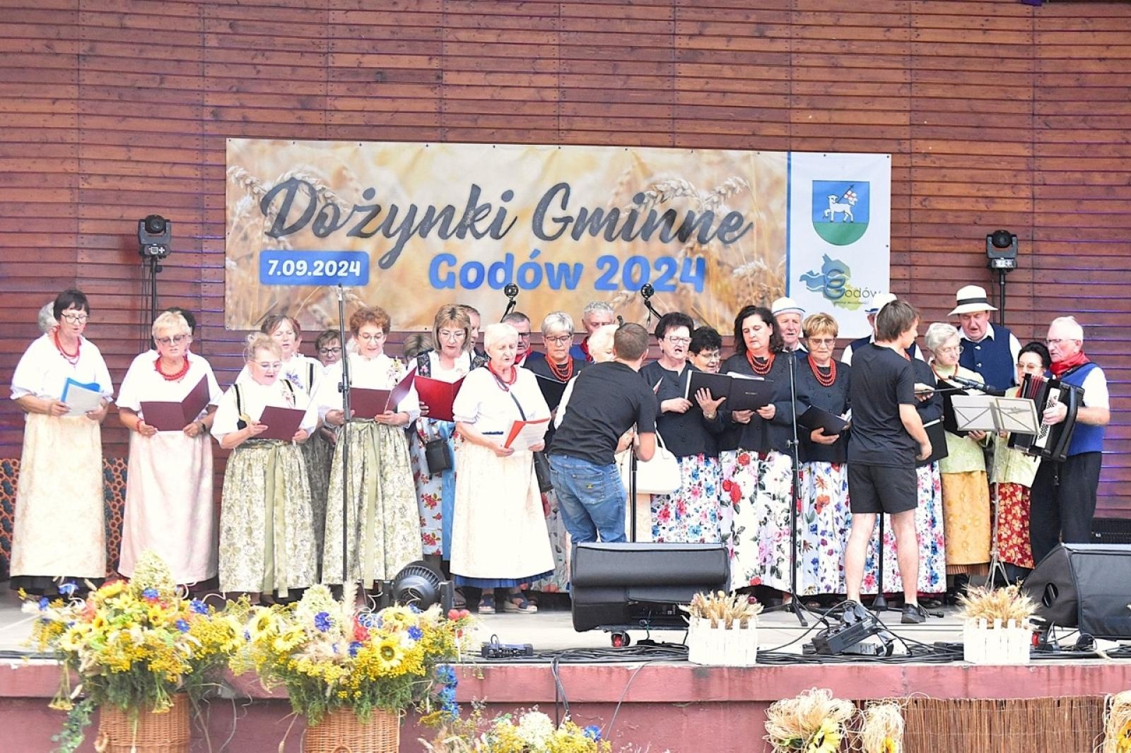 Zdjęcie w galerii na portalu naszwodzislaw.com: Godów pięknie podziękował za tegoroczne plony wiadomości z regionu