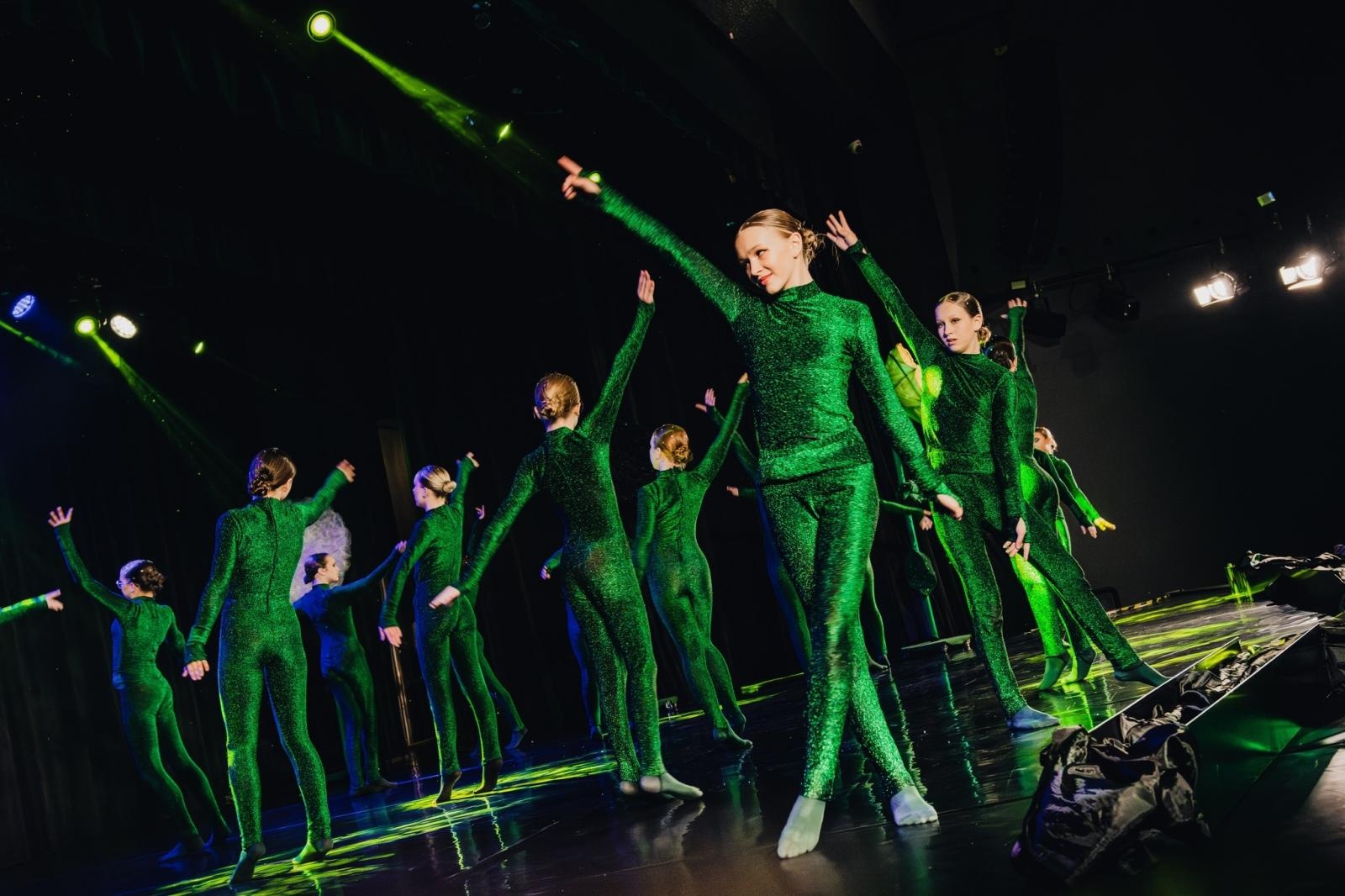 Zdjęcie w galerii na portalu naszwodzislaw.com: Taneczny koncert Mirażu w WCK wiadomości z regionu