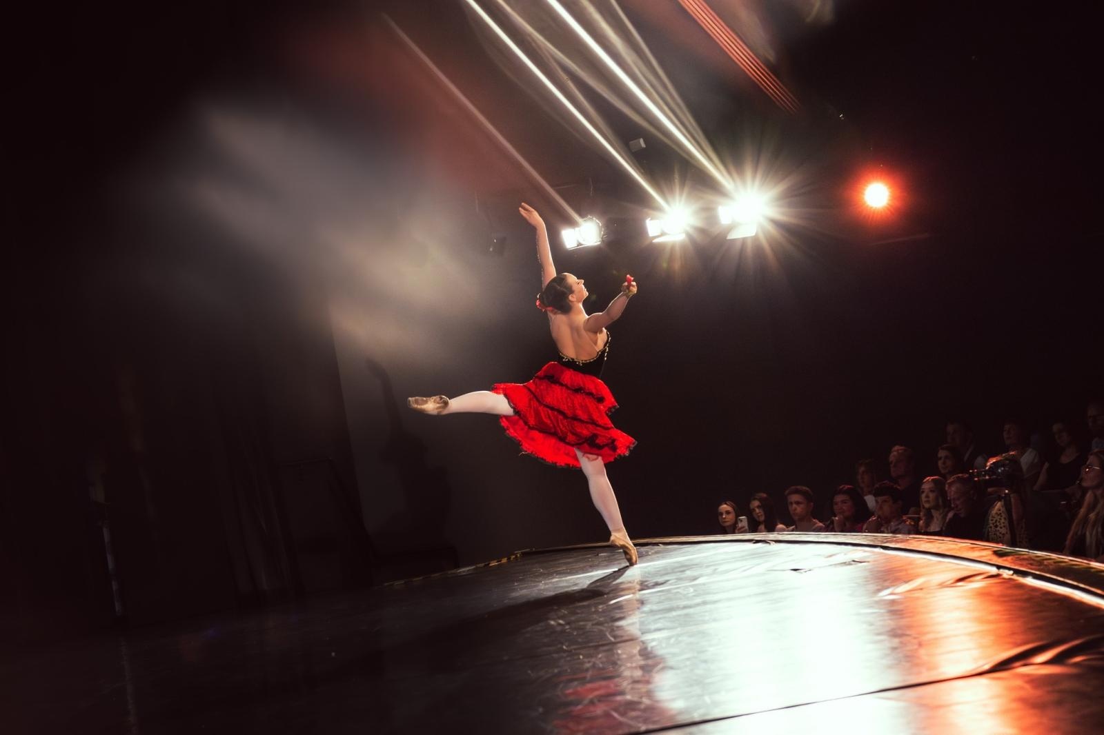 Zdjęcie w galerii na portalu naszwodzislaw.com: Taneczny koncert Mirażu w WCK wiadomości z regionu