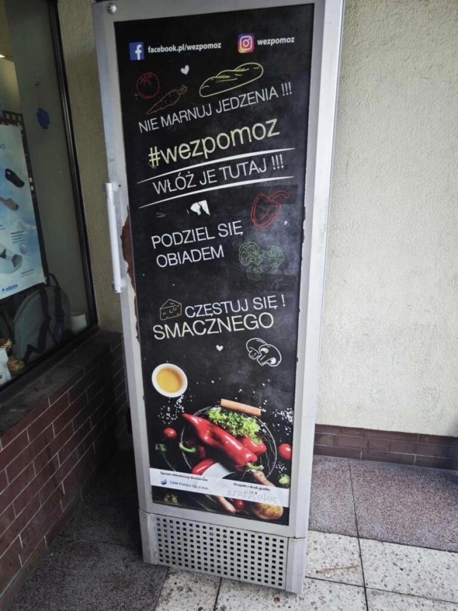 Zdjęcie w galerii na portalu naszwodzislaw.com: Po brudzie i smrodzie nie ma już śladu. Lodówka społeczna na osiedlu XXX-lecia znów czysta wiadomości z regionu