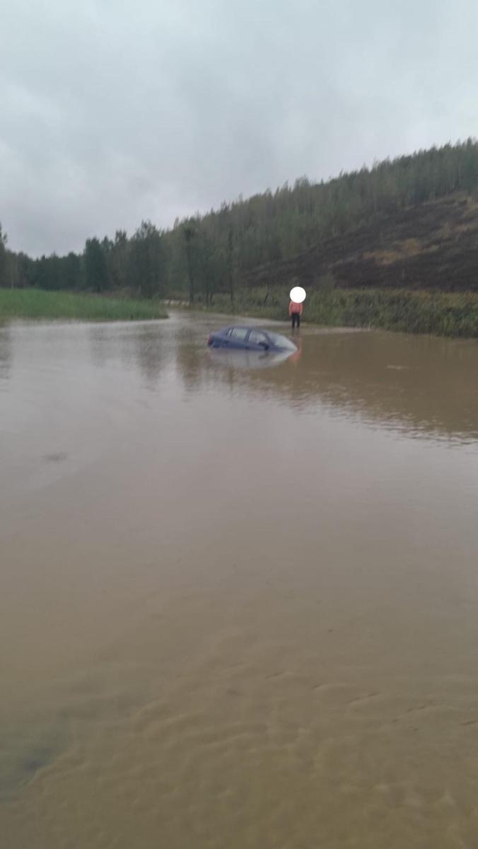 Zdjęcie w galerii na portalu naszwodzislaw.com: Szotkówka porwała samochód. W środku była kobieta [FOTO] wiadomości z regionu