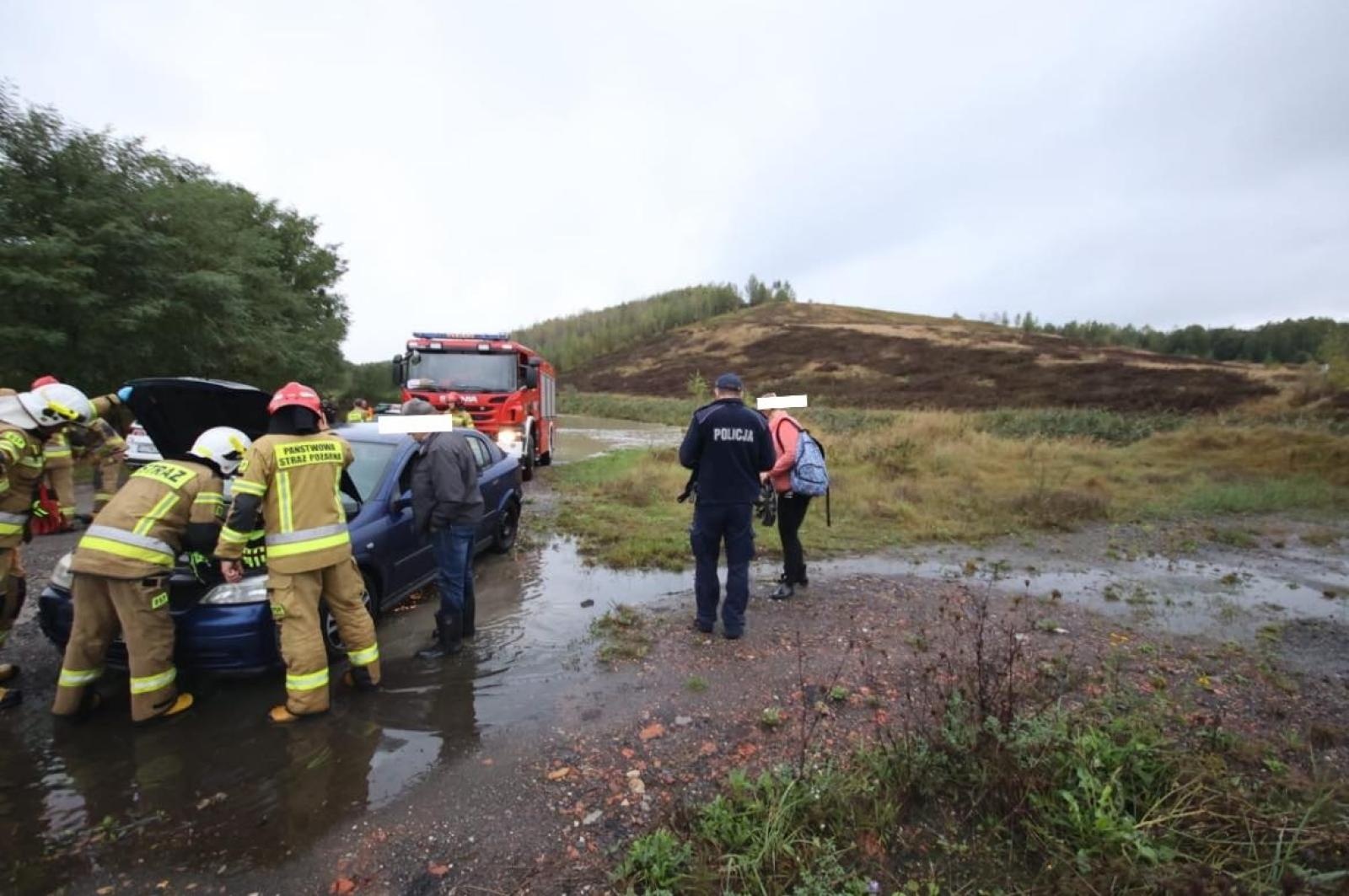 Zdjęcie w galerii na portalu naszwodzislaw.com: Szotkówka porwała samochód. W środku była kobieta [FOTO] wiadomości z regionu