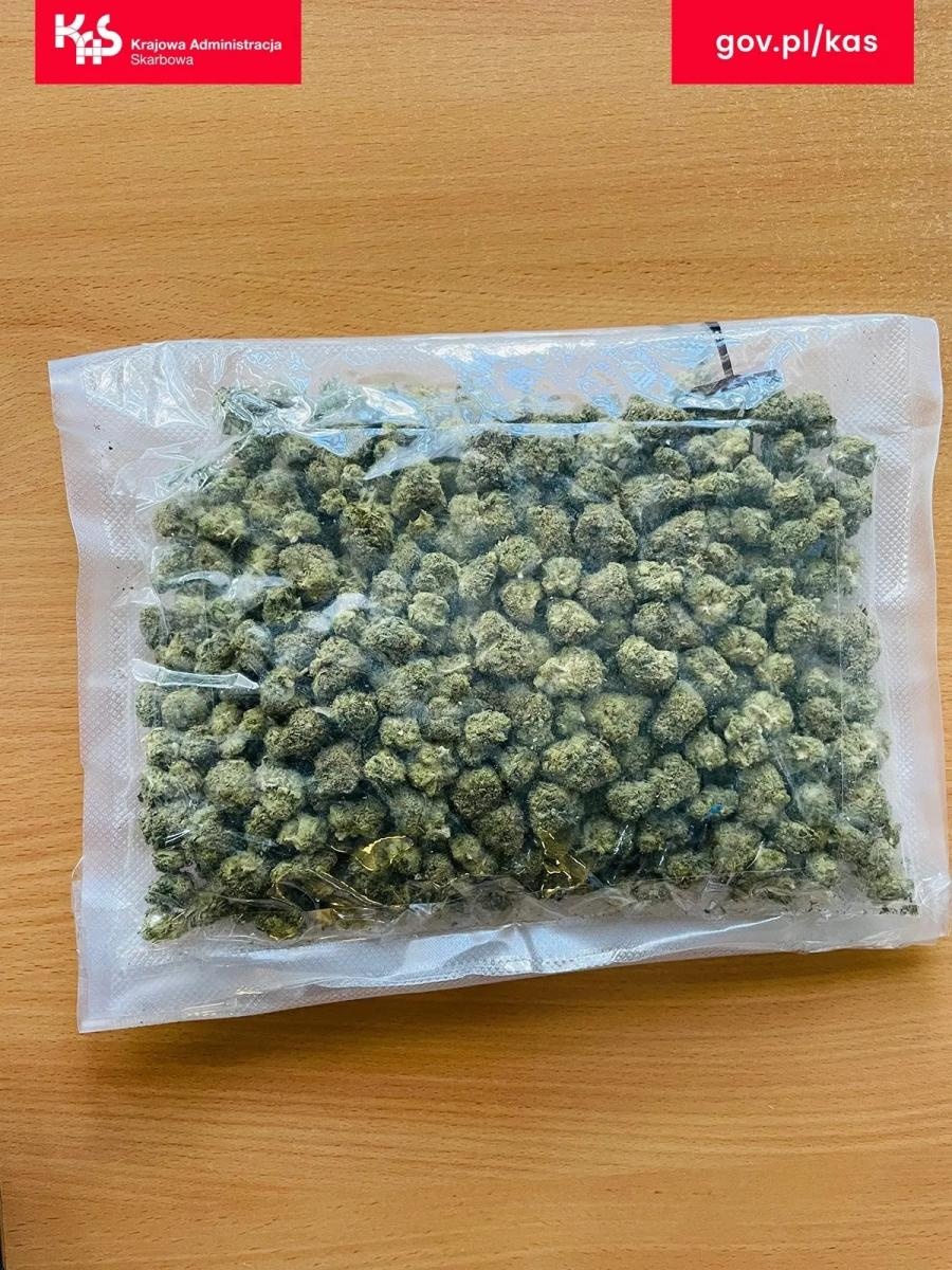 Zdjęcie w galerii na portalu naszwodzislaw.com: Marihuana w przesyłce z USA. KAS zabezpieczyła ponad pół kilograma narkotyku wiadomości z regionu