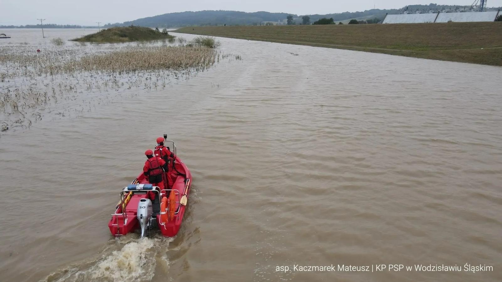 Zdjęcie w galerii na portalu naszwodzislaw.com: Trzy osoby ewakuowane z czaszy zbiornika Racibórz. Ich samochód zalała woda wiadomości z regionu