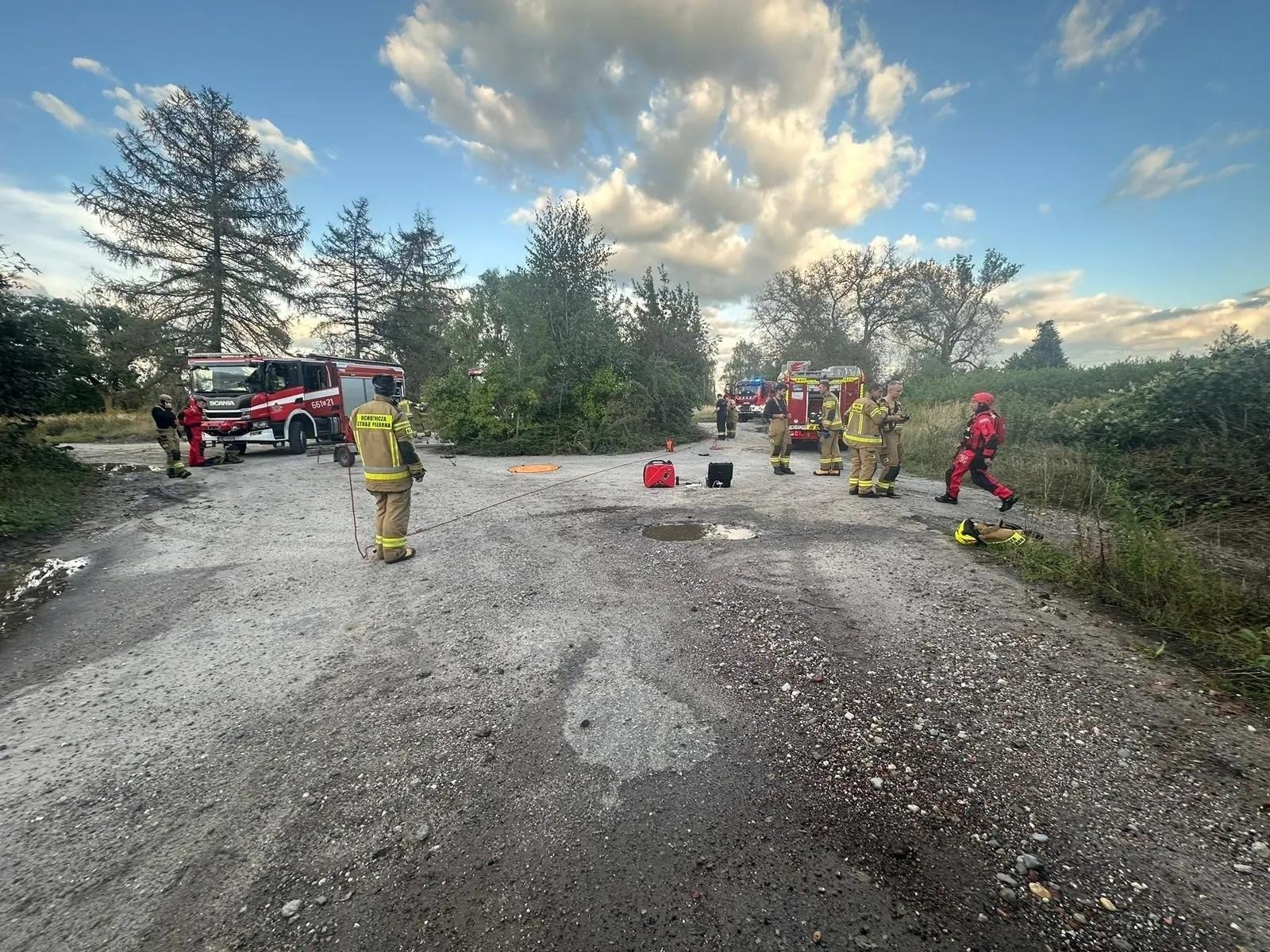 Zdjęcie w galerii na portalu naszwodzislaw.com: Trzy osoby ewakuowane z czaszy zbiornika Racibórz. Ich samochód zalała woda wiadomości z regionu