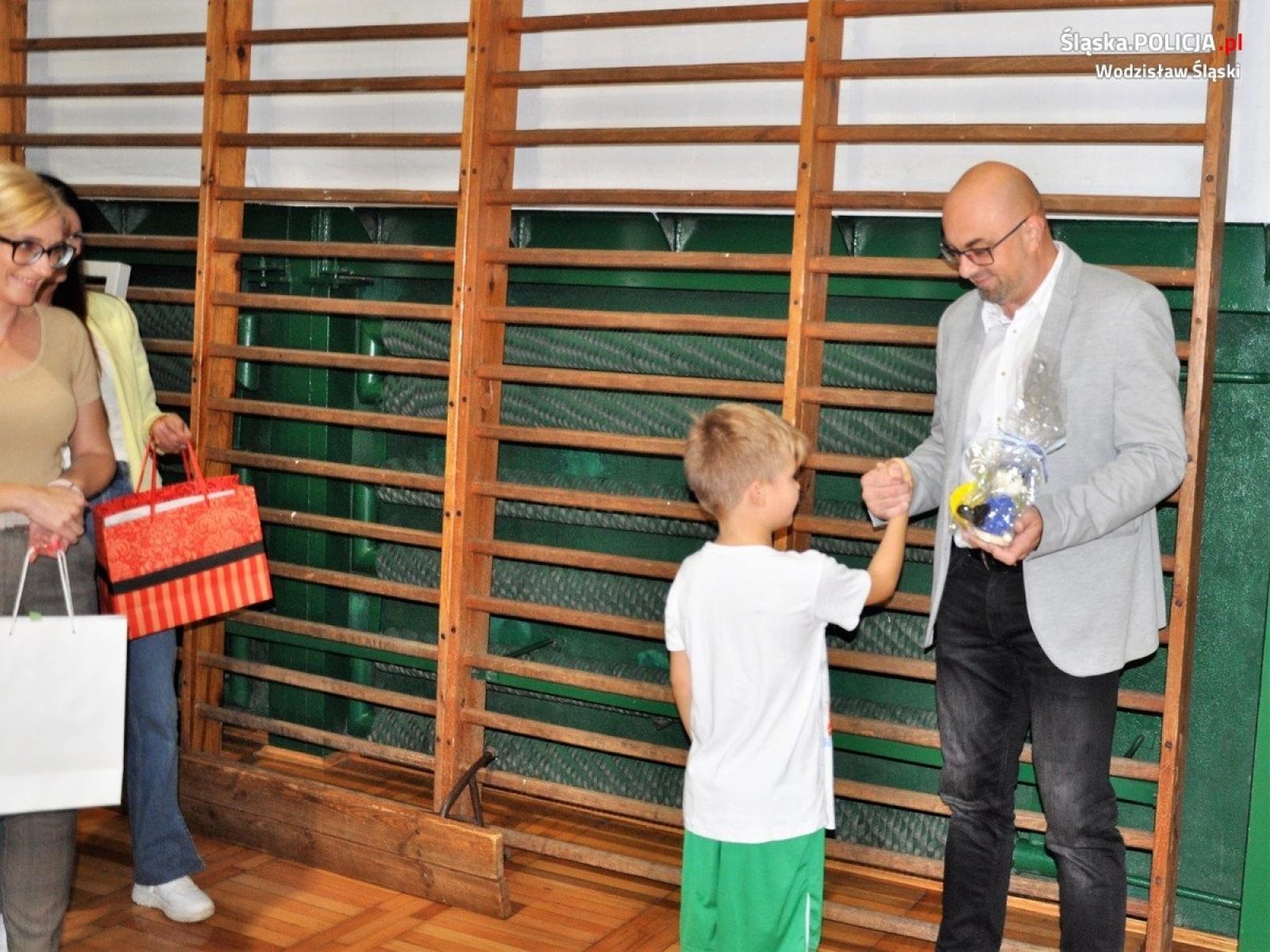 Zdjęcie w galerii na portalu naszwodzislaw.com: Integracyjny mecz z udziałem wodzisławskich policjantów wiadomości z regionu