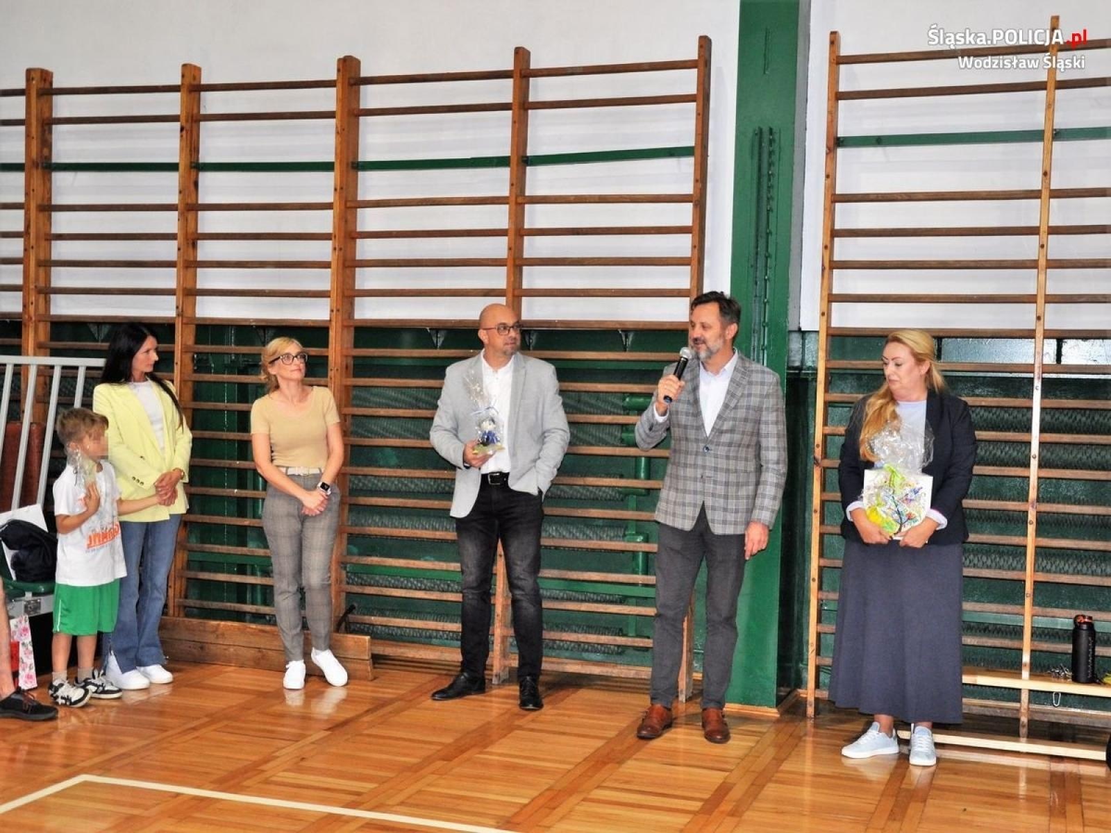 Zdjęcie w galerii na portalu naszwodzislaw.com: Integracyjny mecz z udziałem wodzisławskich policjantów wiadomości z regionu