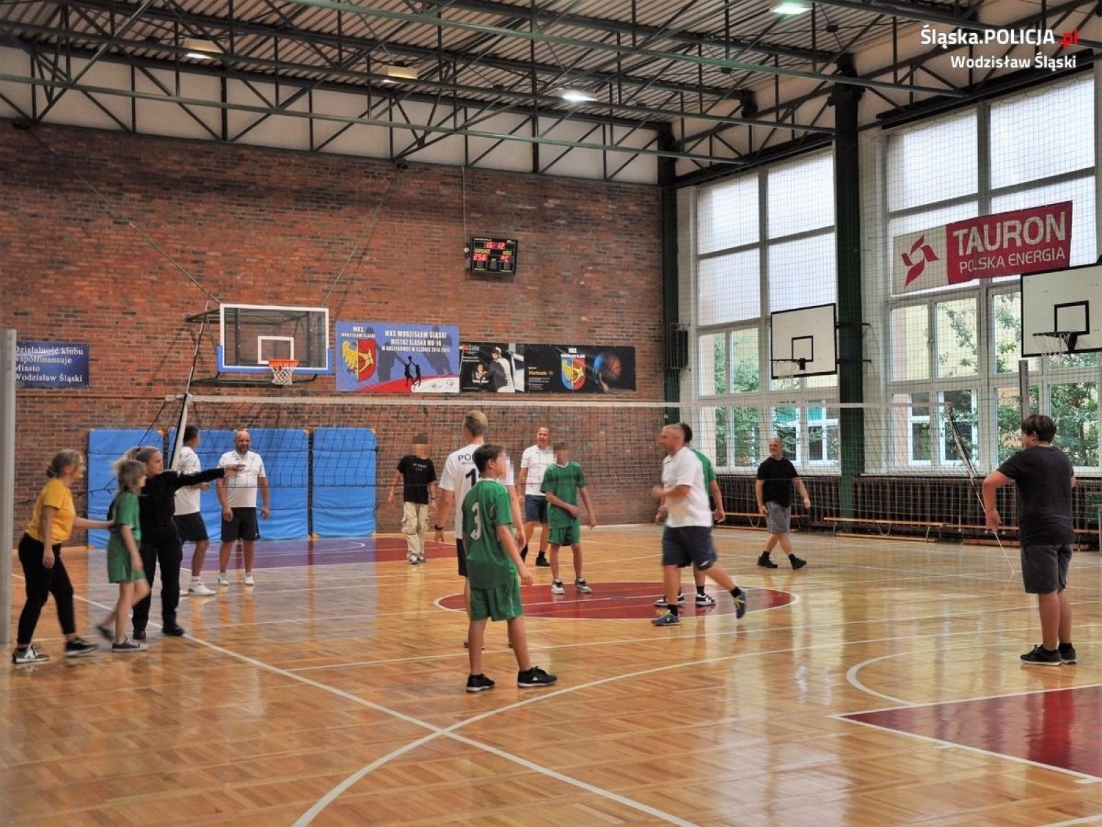 Zdjęcie w galerii na portalu naszwodzislaw.com: Integracyjny mecz z udziałem wodzisławskich policjantów wiadomości z regionu