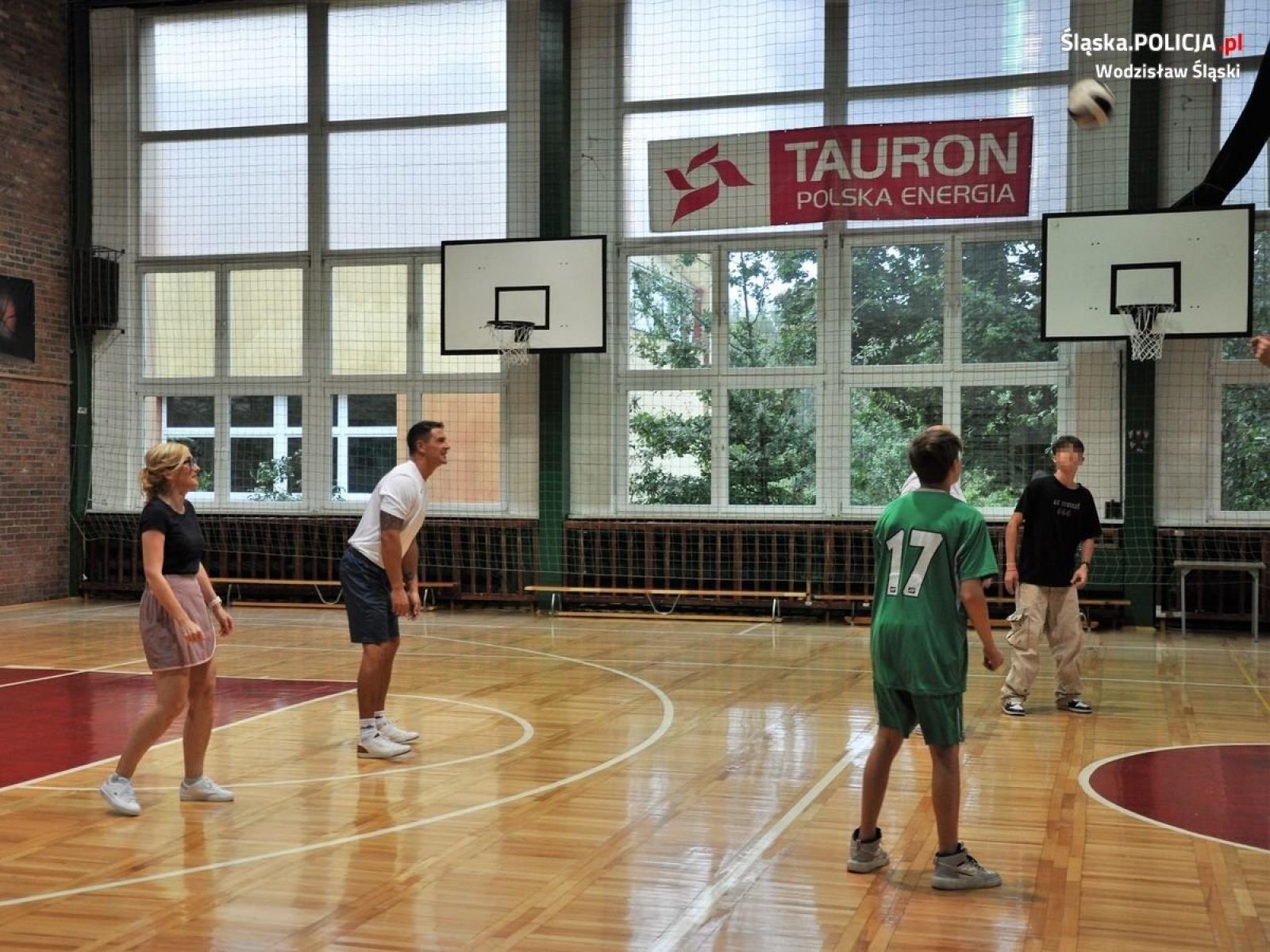 Zdjęcie w galerii na portalu naszwodzislaw.com: Integracyjny mecz z udziałem wodzisławskich policjantów wiadomości z regionu