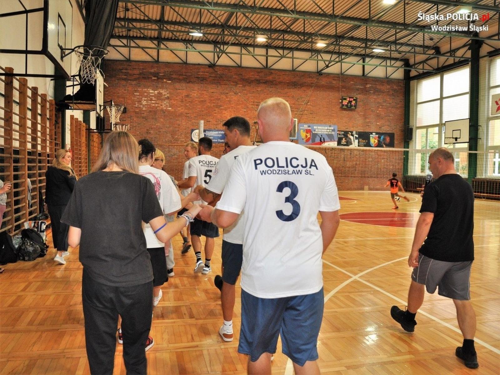 Zdjęcie w galerii na portalu naszwodzislaw.com: Integracyjny mecz z udziałem wodzisławskich policjantów wiadomości z regionu