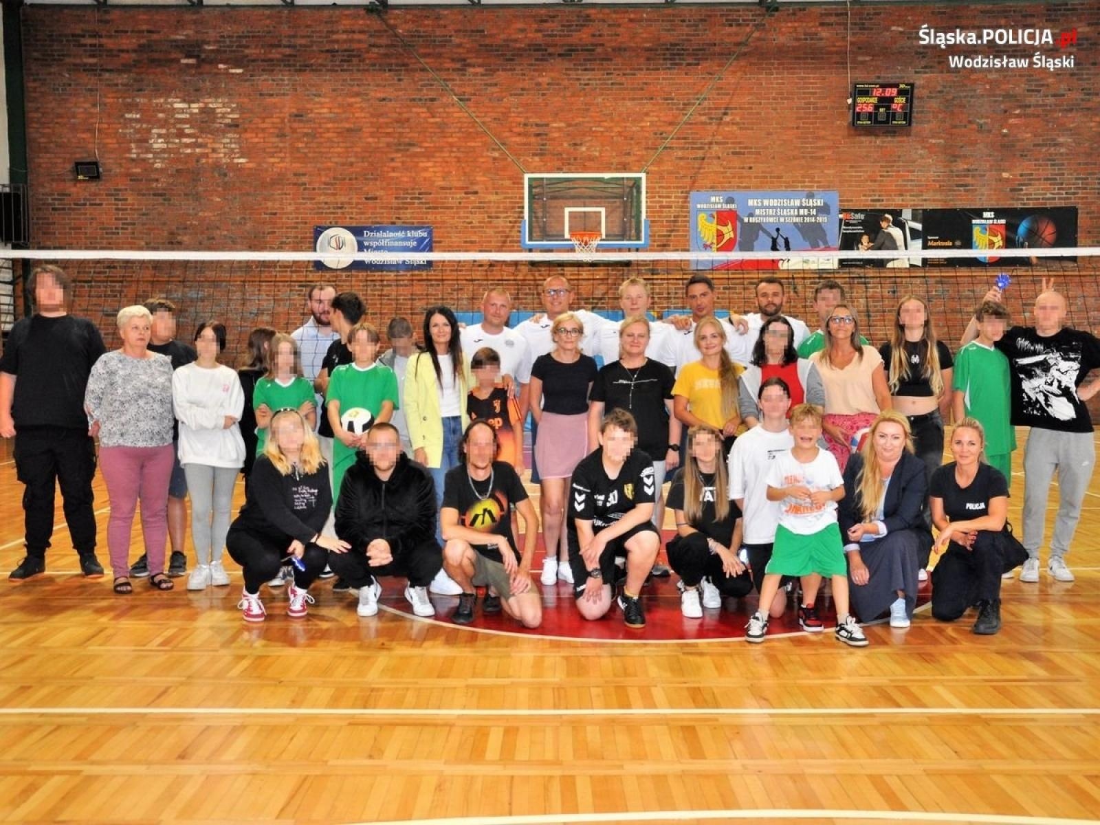 Zdjęcie w galerii na portalu naszwodzislaw.com: Integracyjny mecz z udziałem wodzisławskich policjantów wiadomości z regionu