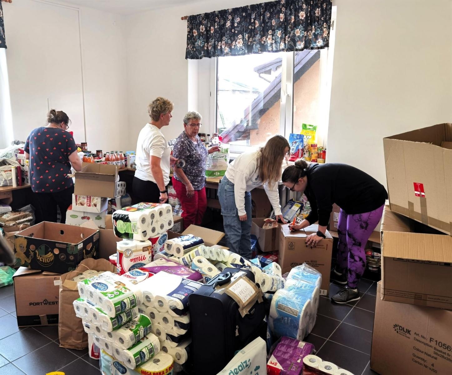 Zdjęcie w galerii na portalu naszwodzislaw.com: Pierwszy transport pomocy dla powodzian wyruszył w trasę wiadomości z regionu