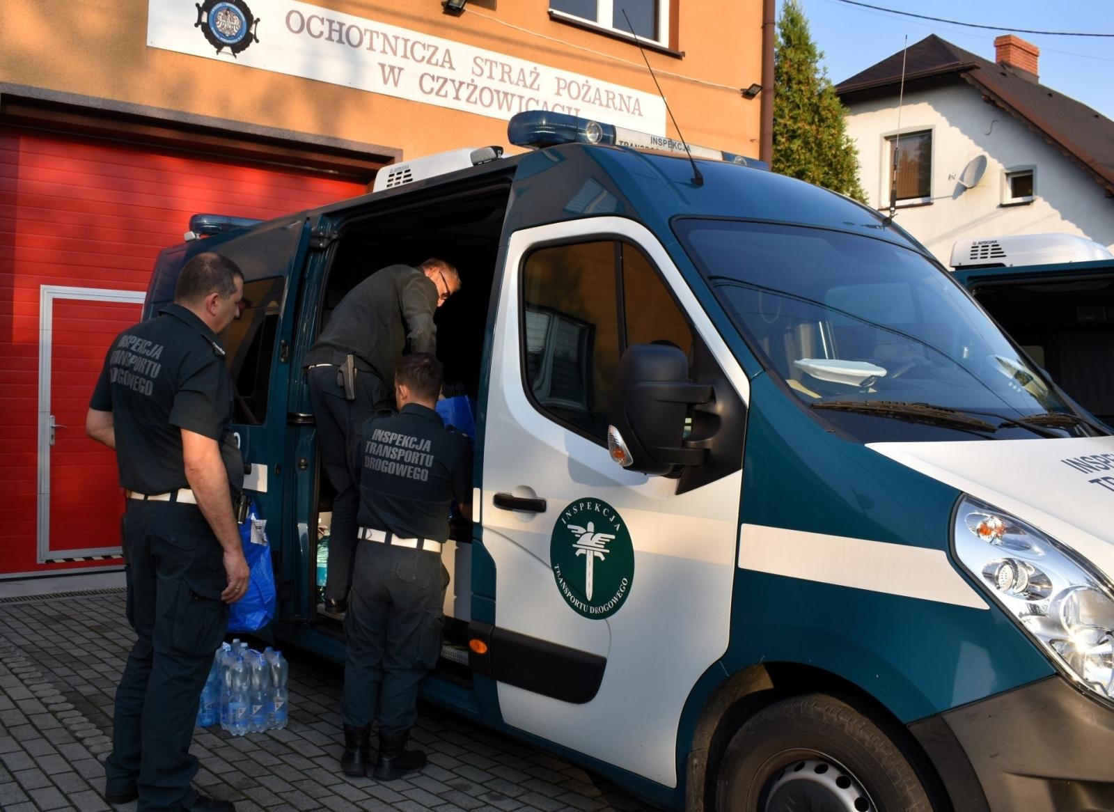 Zdjęcie w galerii na portalu naszwodzislaw.com: Pierwszy transport pomocy dla powodzian wyruszył w trasę wiadomości z regionu