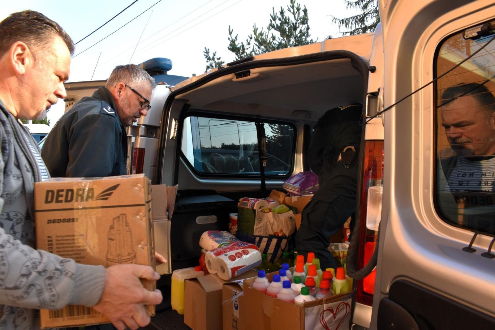 Zdjęcie w galerii na portalu naszwodzislaw.com: Pierwszy transport pomocy dla powodzian wyruszył w trasę wiadomości z regionu