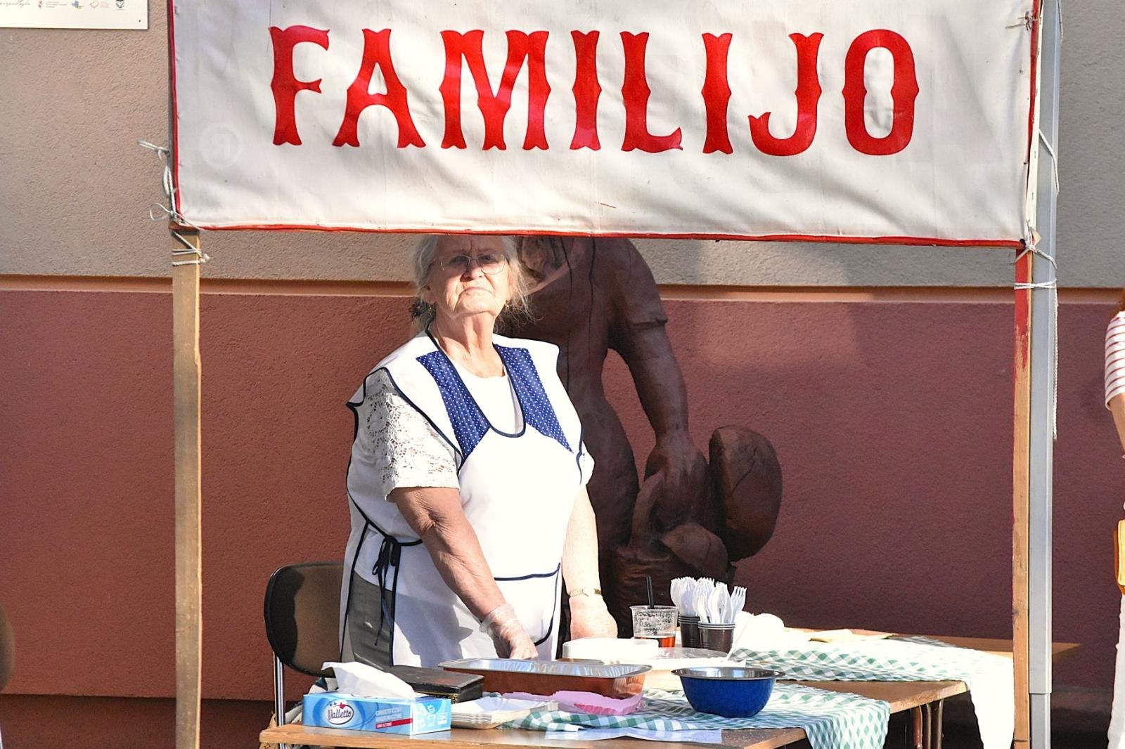 Zdjęcie w galerii na portalu naszwodzislaw.com: Mariusz Kalaga i ziemniaczane placki rozgrzały gości festynu ziemniaczanego w Skrzyszowie [FOTO] wiadomości z regionu