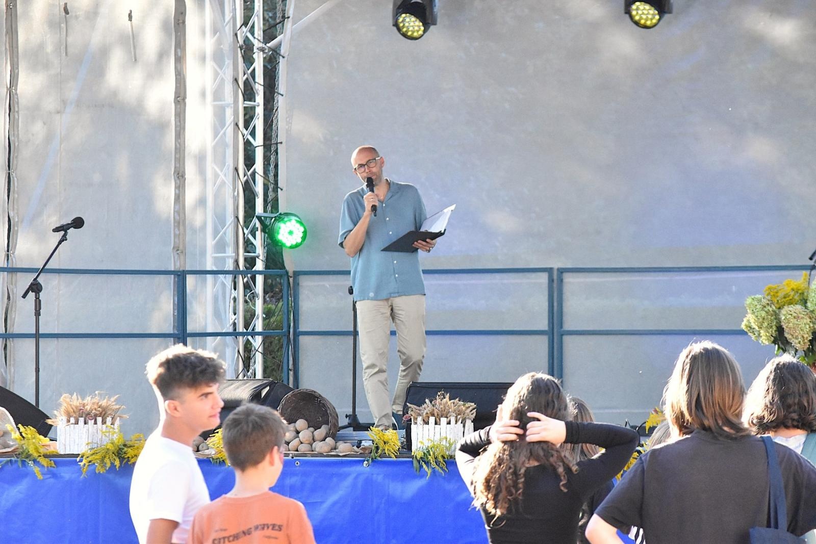 Zdjęcie w galerii na portalu naszwodzislaw.com: Mariusz Kalaga i ziemniaczane placki rozgrzały gości festynu ziemniaczanego w Skrzyszowie [FOTO] wiadomości z regionu