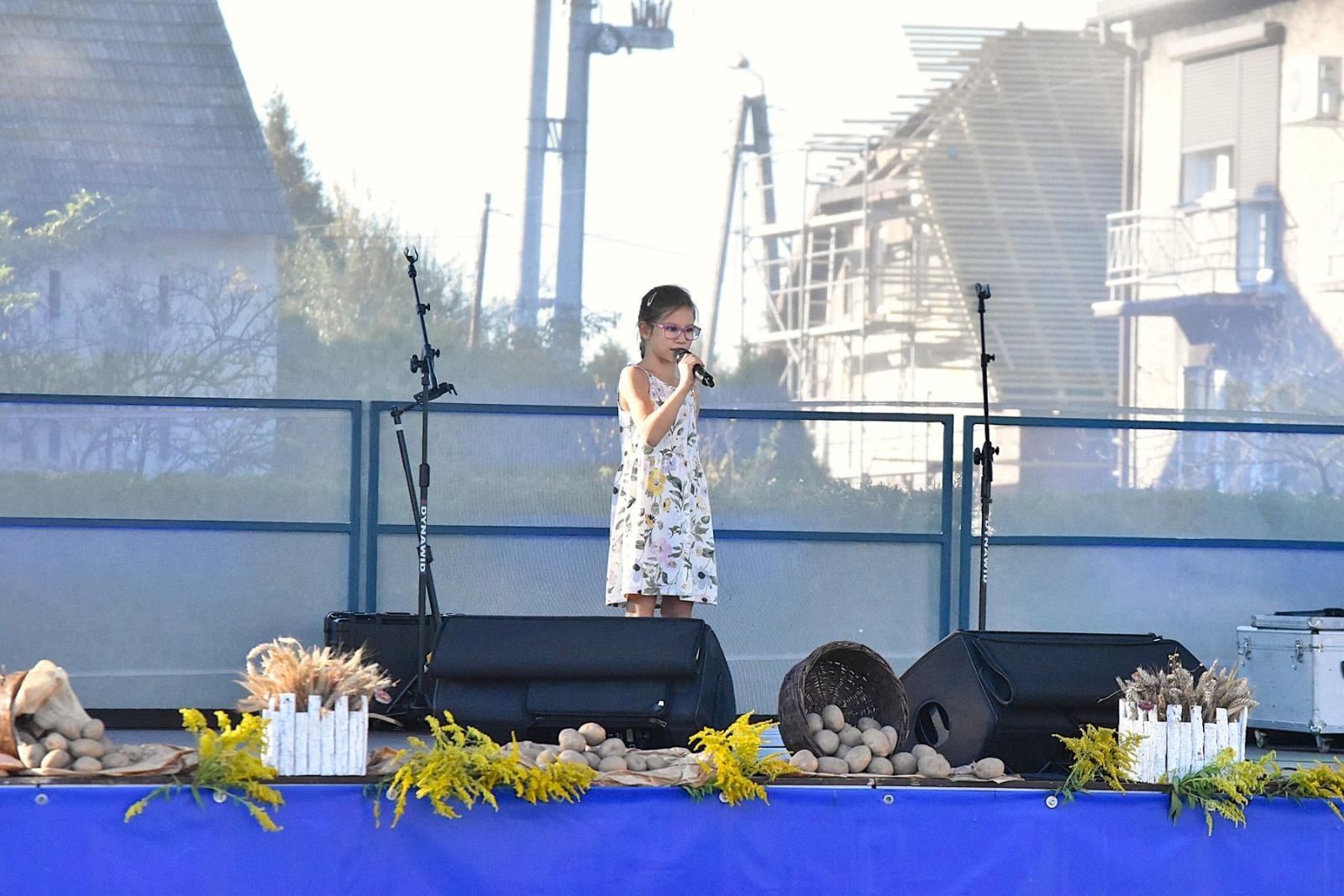 Zdjęcie w galerii na portalu naszwodzislaw.com: Mariusz Kalaga i ziemniaczane placki rozgrzały gości festynu ziemniaczanego w Skrzyszowie [FOTO] wiadomości z regionu