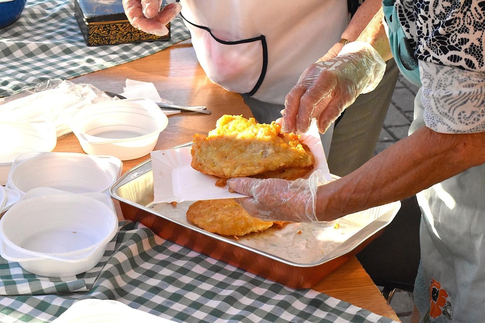 Zdjęcie w galerii na portalu naszwodzislaw.com: Mariusz Kalaga i ziemniaczane placki rozgrzały gości festynu ziemniaczanego w Skrzyszowie [FOTO] wiadomości z regionu