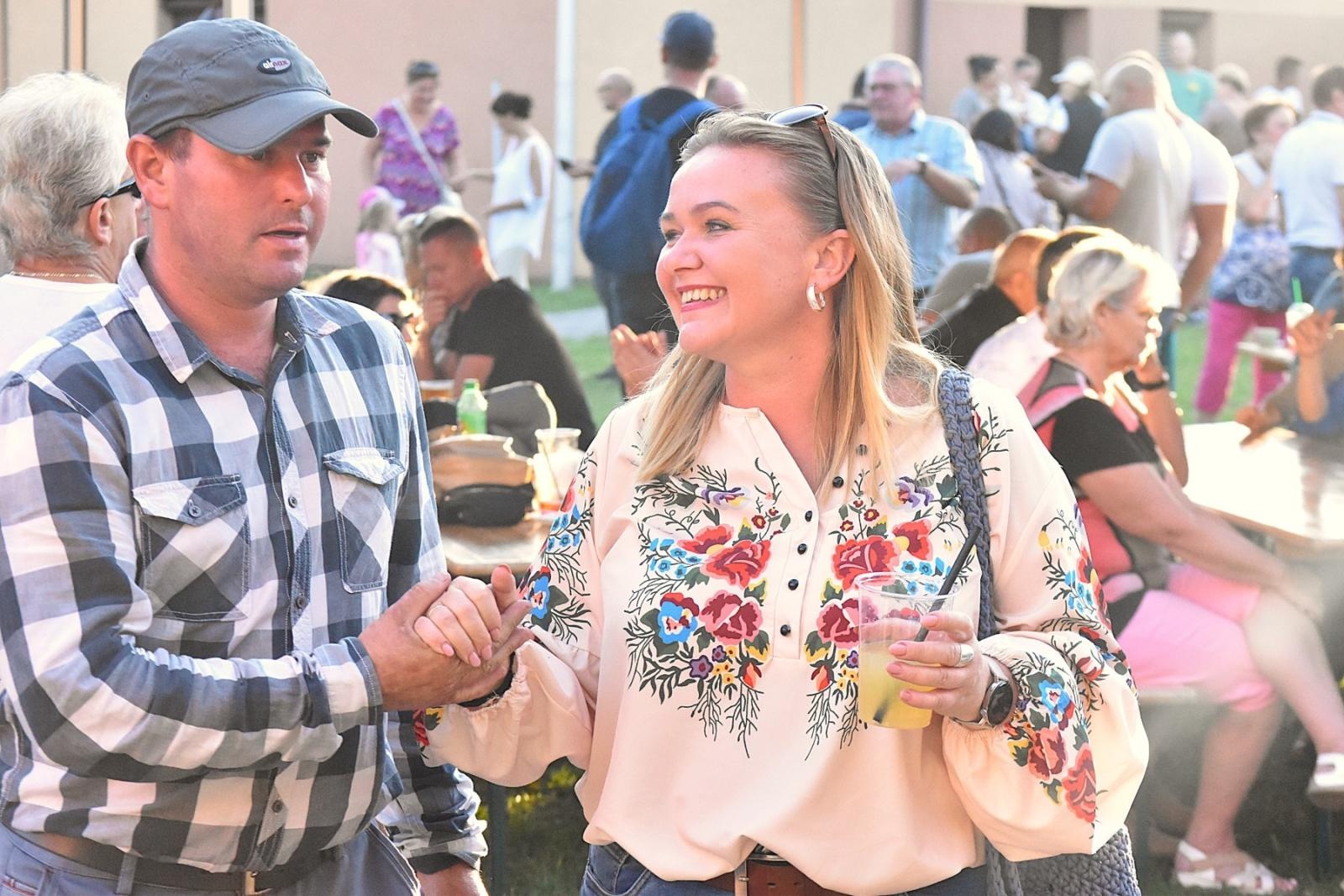 Zdjęcie w galerii na portalu naszwodzislaw.com: Mariusz Kalaga i ziemniaczane placki rozgrzały gości festynu ziemniaczanego w Skrzyszowie [FOTO] wiadomości z regionu