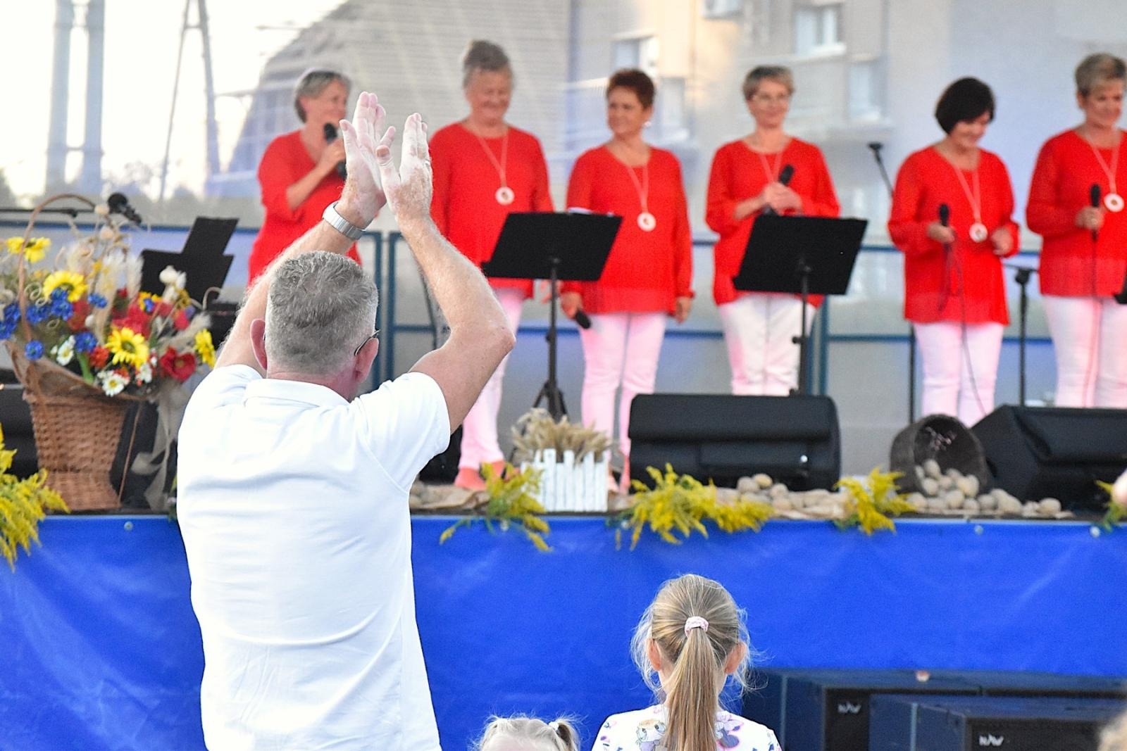 Zdjęcie w galerii na portalu naszwodzislaw.com: Mariusz Kalaga i ziemniaczane placki rozgrzały gości festynu ziemniaczanego w Skrzyszowie [FOTO] wiadomości z regionu