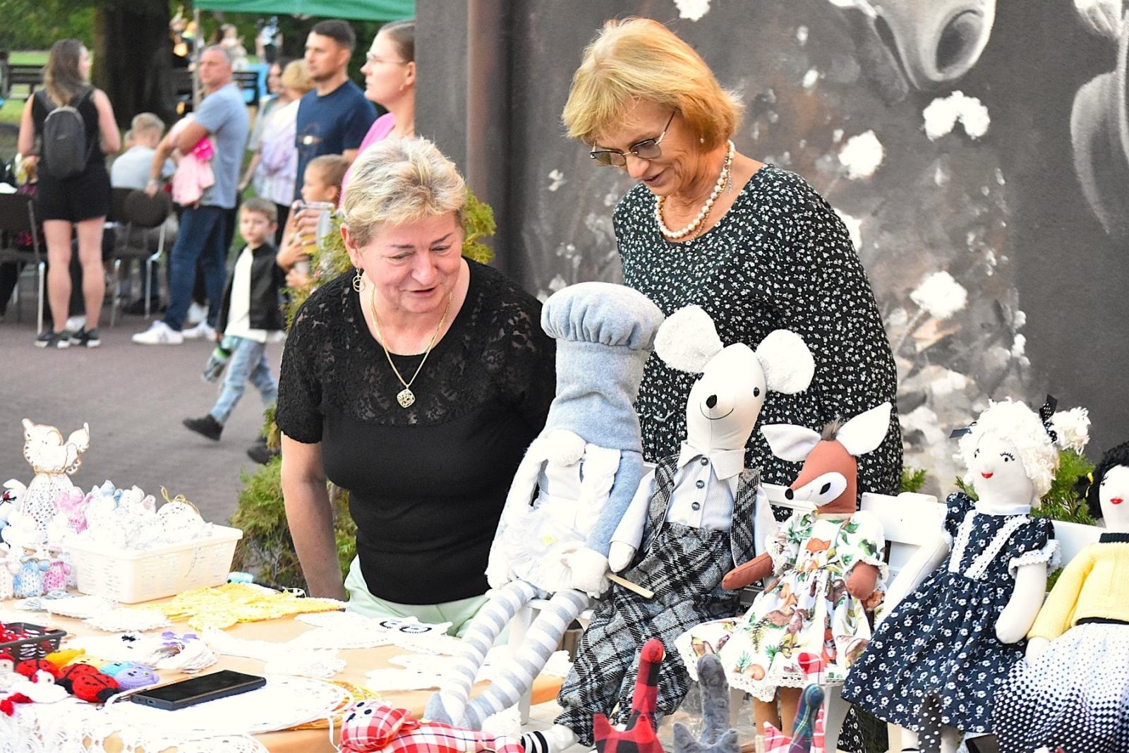 Zdjęcie w galerii na portalu naszwodzislaw.com: Mariusz Kalaga i ziemniaczane placki rozgrzały gości festynu ziemniaczanego w Skrzyszowie [FOTO] wiadomości z regionu