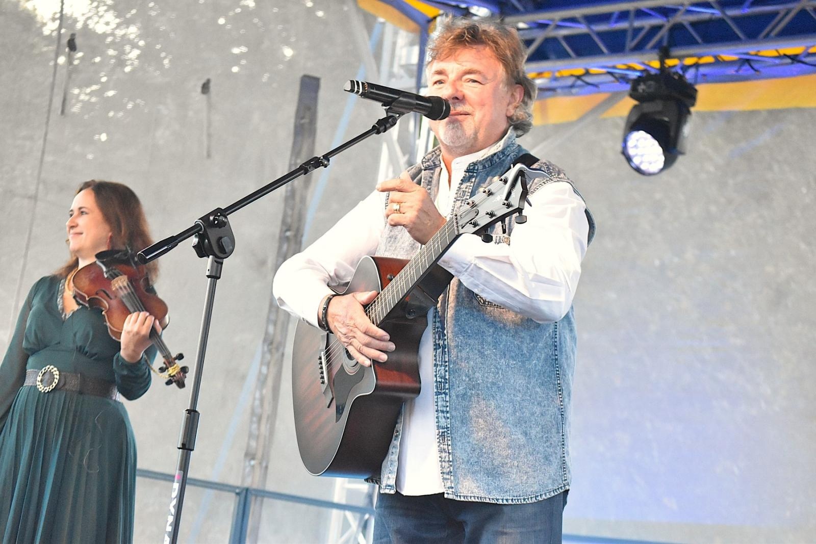 Zdjęcie w galerii na portalu naszwodzislaw.com: Mariusz Kalaga i ziemniaczane placki rozgrzały gości festynu ziemniaczanego w Skrzyszowie [FOTO] wiadomości z regionu