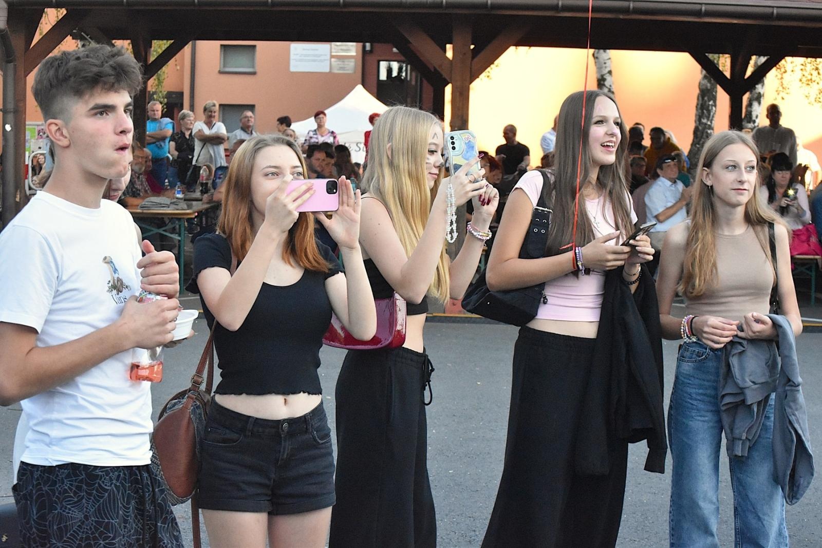 Zdjęcie w galerii na portalu naszwodzislaw.com: Mariusz Kalaga i ziemniaczane placki rozgrzały gości festynu ziemniaczanego w Skrzyszowie [FOTO] wiadomości z regionu