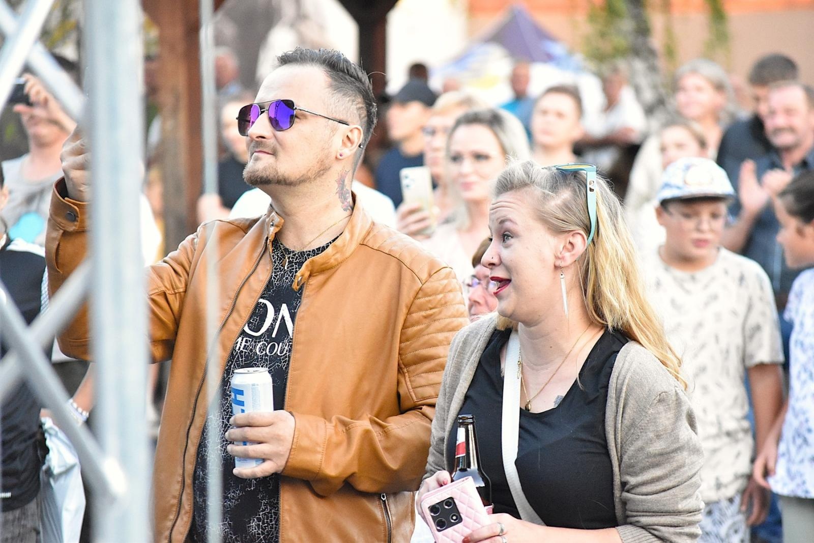 Zdjęcie w galerii na portalu naszwodzislaw.com: Mariusz Kalaga i ziemniaczane placki rozgrzały gości festynu ziemniaczanego w Skrzyszowie [FOTO] wiadomości z regionu