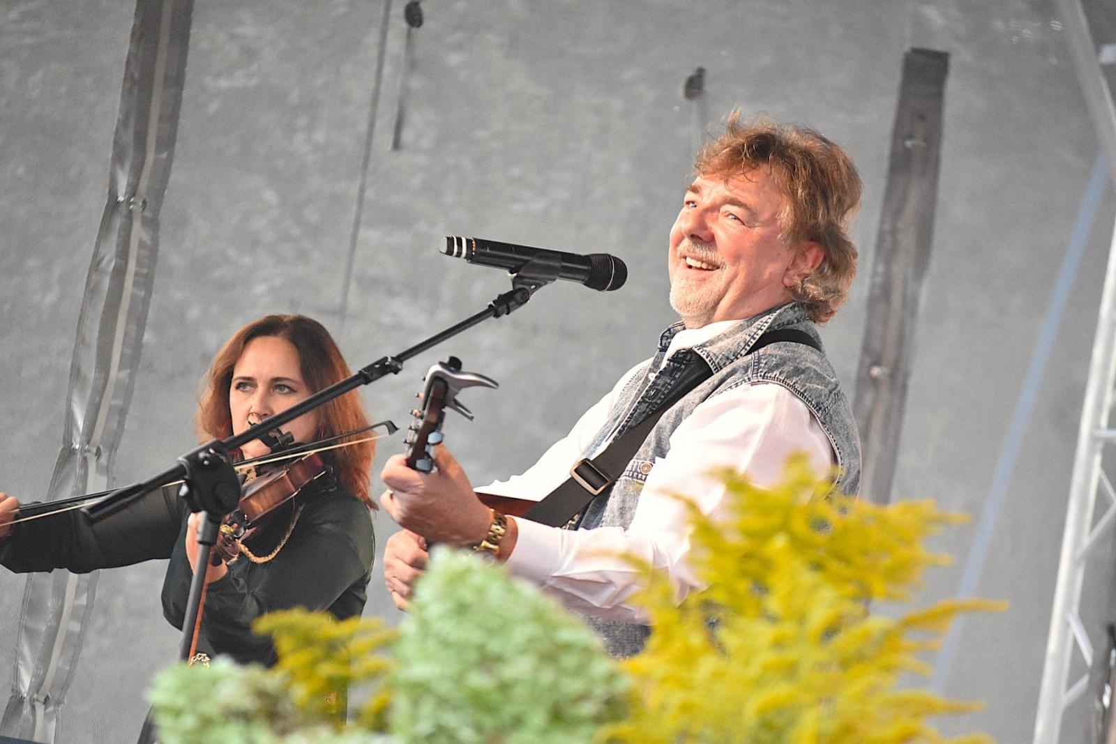 Zdjęcie w galerii na portalu naszwodzislaw.com: Mariusz Kalaga i ziemniaczane placki rozgrzały gości festynu ziemniaczanego w Skrzyszowie [FOTO] wiadomości z regionu