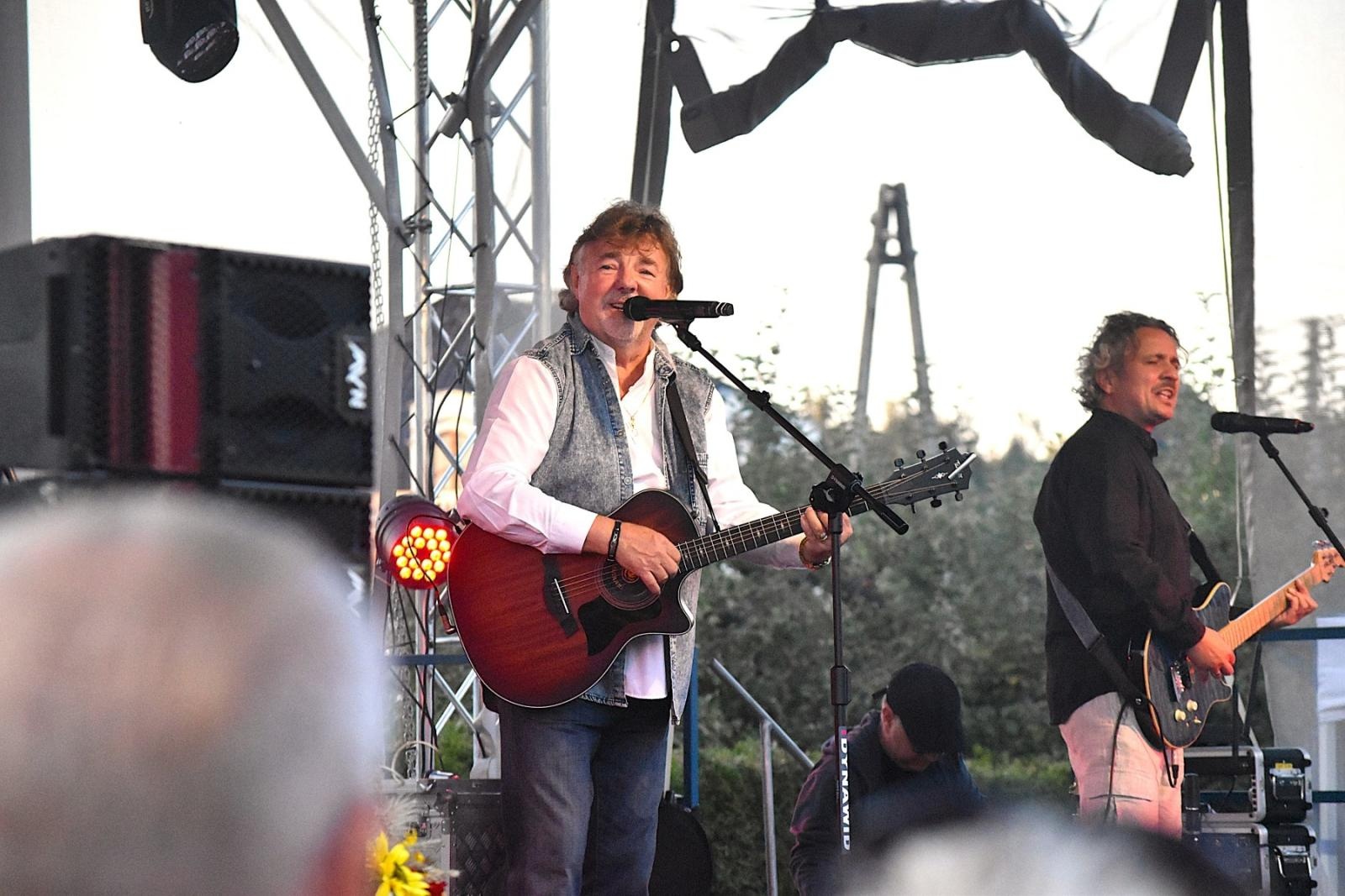 Zdjęcie w galerii na portalu naszwodzislaw.com: Mariusz Kalaga i ziemniaczane placki rozgrzały gości festynu ziemniaczanego w Skrzyszowie [FOTO] wiadomości z regionu